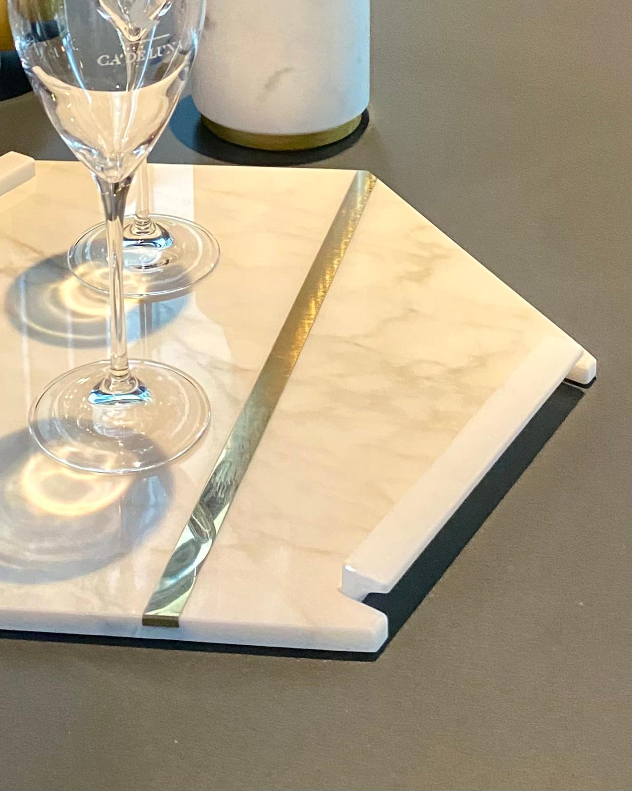 Sechseckiges Calacatta Oro-Marmortablett mit Messing „Brass“ – 21. Jahrhundert im Angebot 5