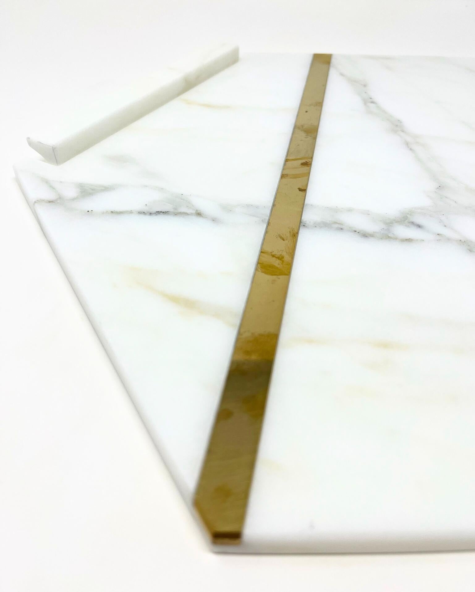 Marbre Plateau hexagonal en marbre Calacatta Oro et laiton « Brass » du 21e siècle  en vente