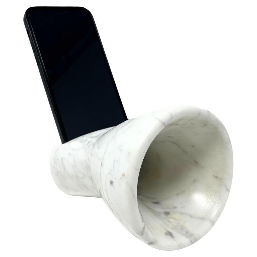 Der Brass-Verstärker, ganz aus Calacatta Oro-Marmor, ist ein exklusives und elegantes Designobjekt, das als passiver Verstärker für Ihr Smartphone dient. Um dieses Objekt zu benutzen, schalten Sie einfach die Musik auf Ihrem Smartphone ein, legen es