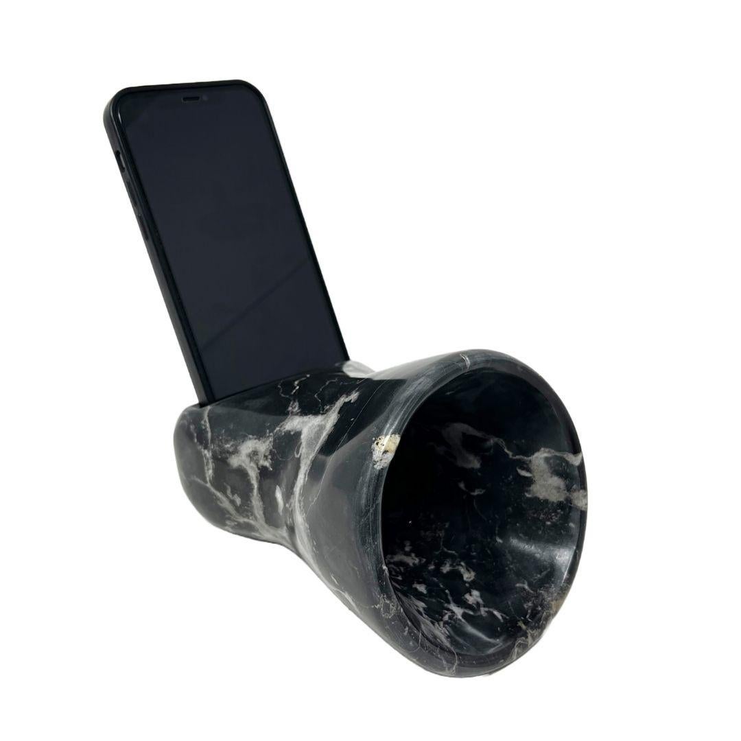 Der Brass-Verstärker, vollständig aus Nero Portoro-Marmor gefertigt, ist ein exklusives und elegantes Designobjekt, das als passiver Verstärker für Ihr Smartphone dient. Um dieses Objekt zu benutzen, schalten Sie einfach die Musik auf Ihrem