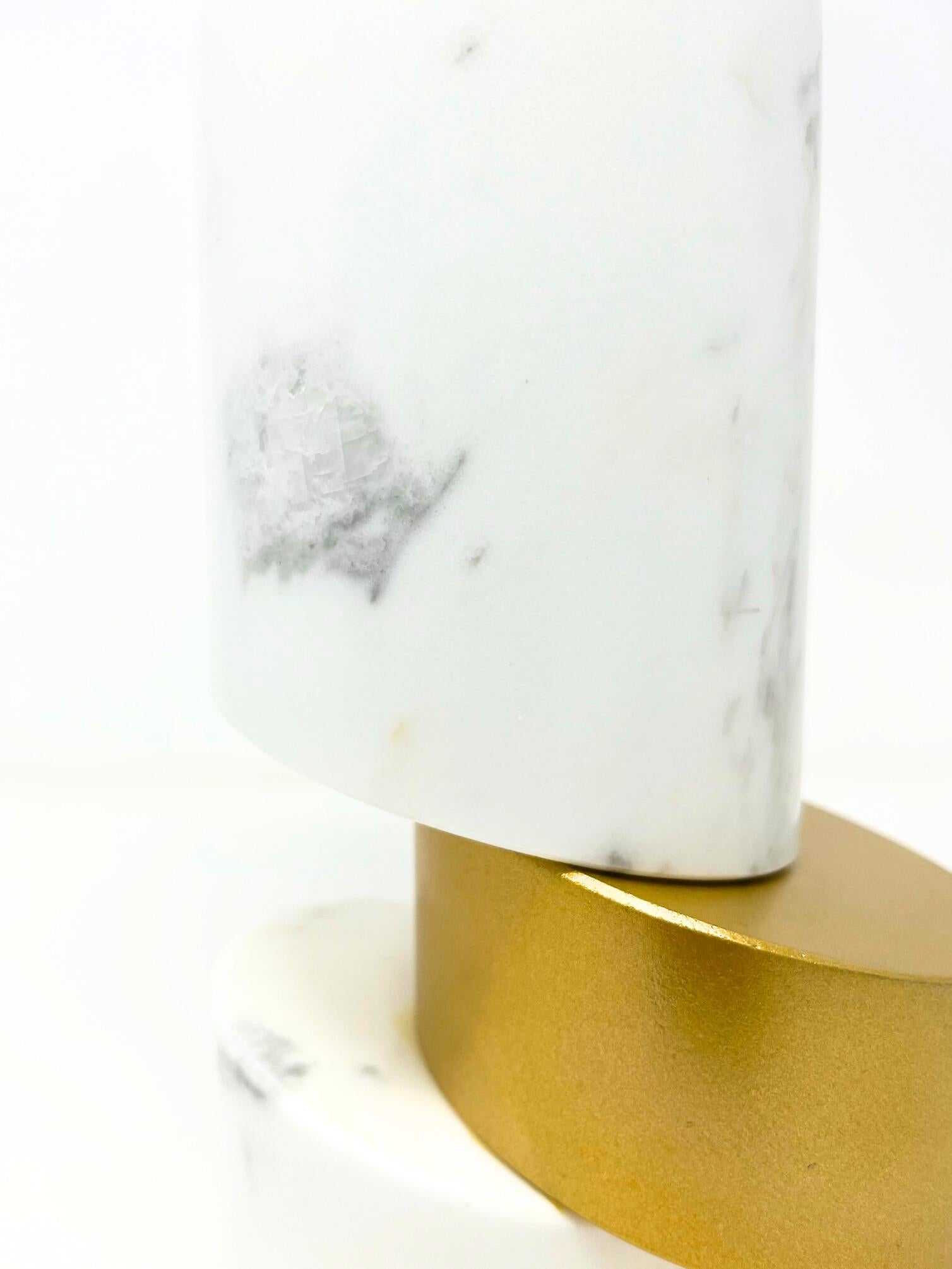 Intagliato a mano Ottone, Vaso in marmo Calacatta Oro del 21° secolo in vendita
