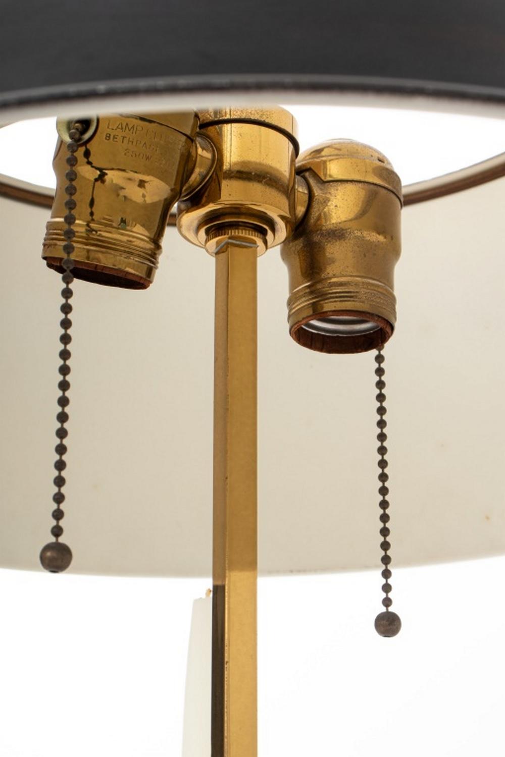 Brass 3-Branch Tole Peinte Shade Bouillotte Lamp (Messing) im Angebot