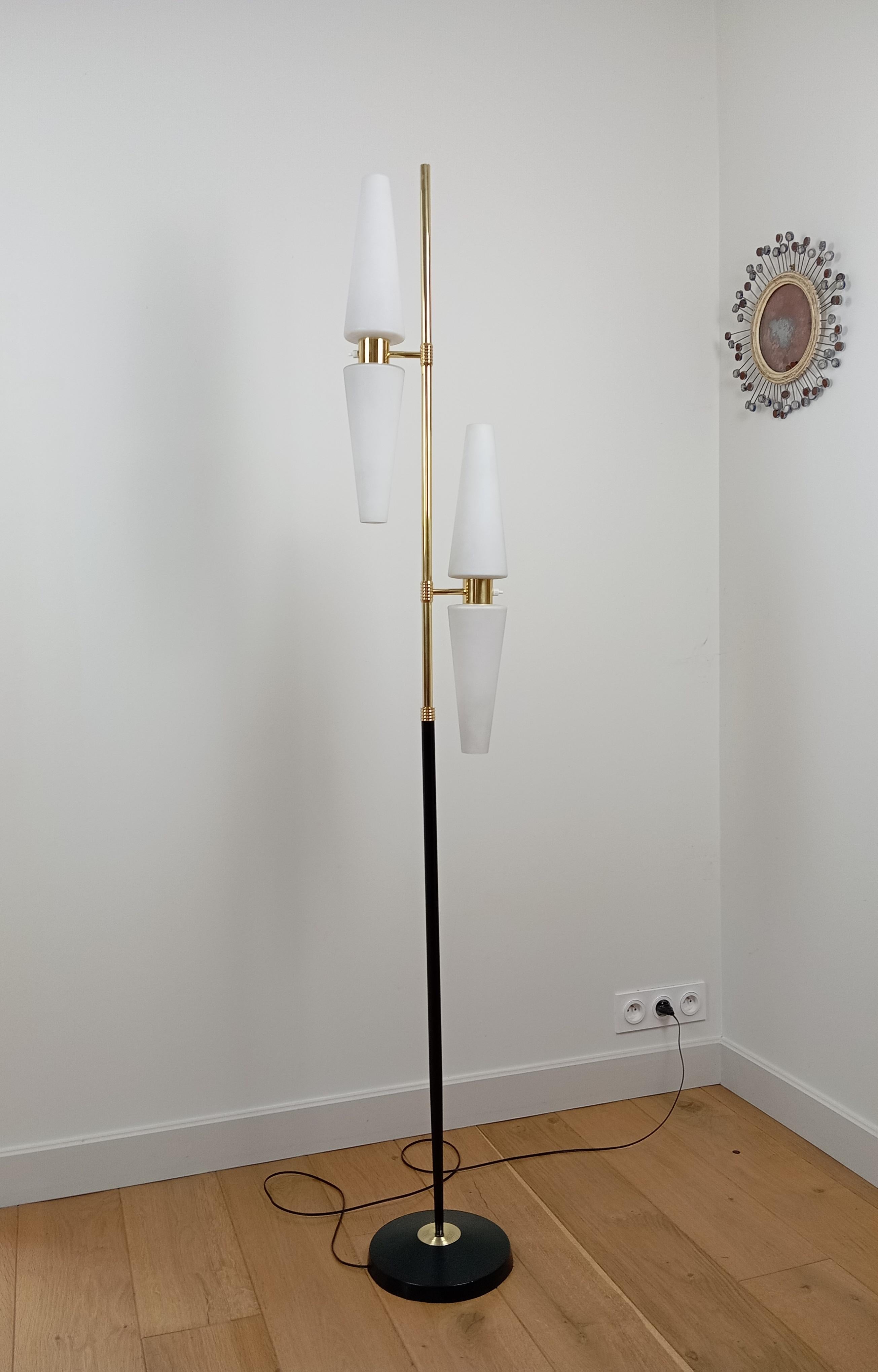 Floor lamp in black lacquered metal and brass.
Composed of a circular base on which is fixed a conical metal and brass arm.
4 conical shades in white opaline glass are fixed to brass supports on either side of the arm.
A button is fitted on each