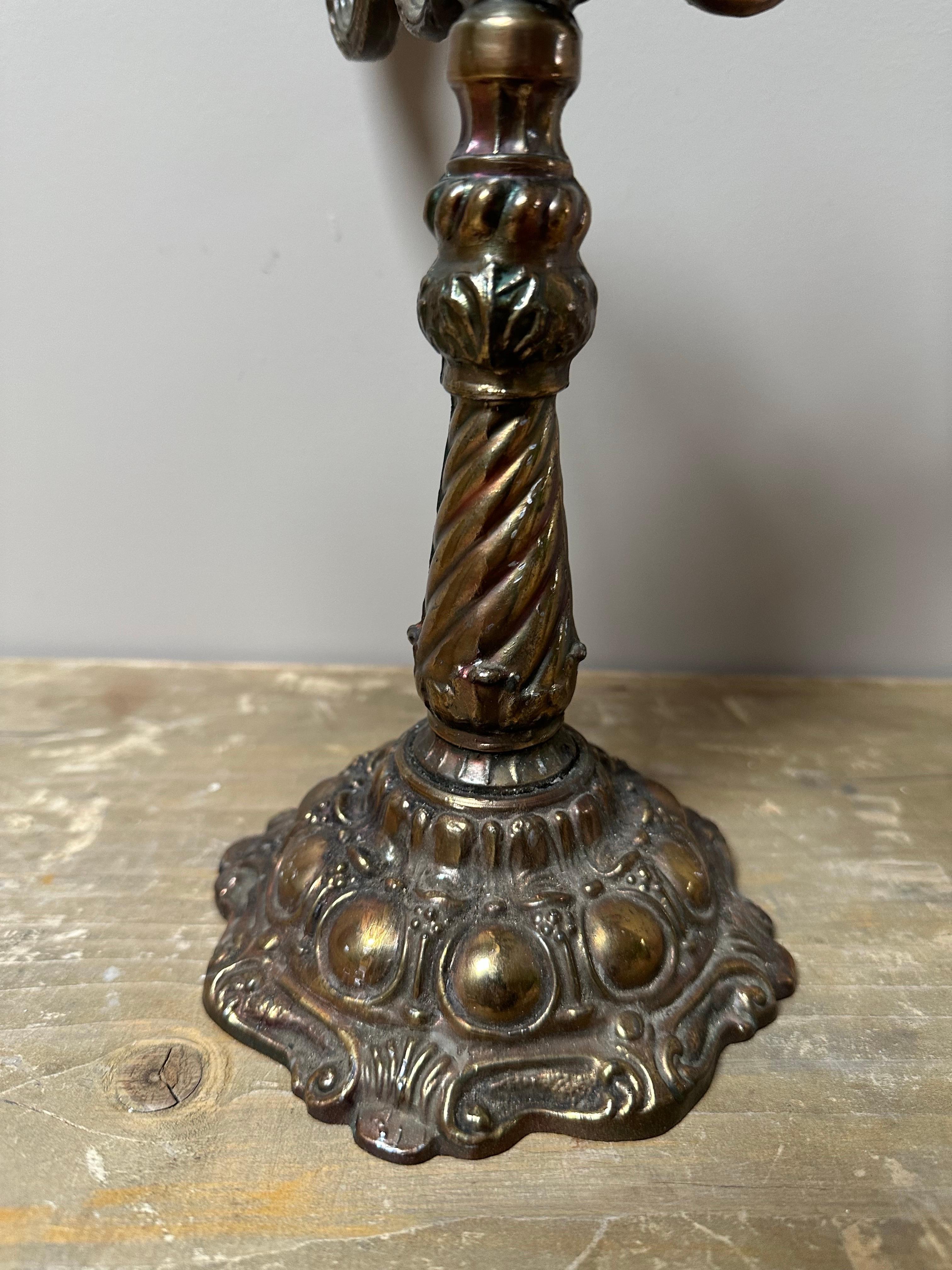 Dai un tocco di eleganza senza tempo al tuo arredamento con questo bellissimo candelabro vintage a 5 bracci in metallo. Sapientemente realizzato con bracci ornati a spirale e graziosi motivi a foglia, sfoggia un design classico che si adatta a