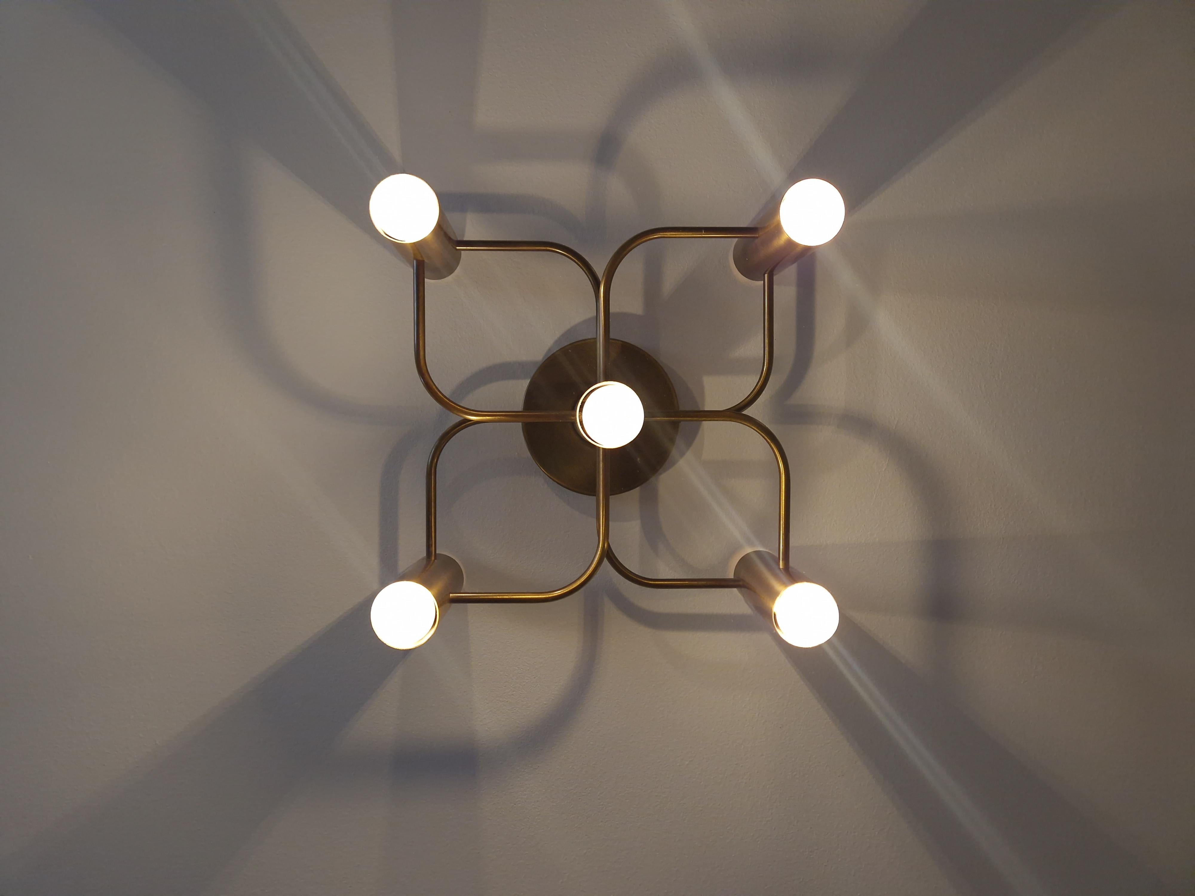 Un excellent montage encastré. Parfait pour tout mur ou plafond, Design/One par Gaetano Sciolari pour le fabricant allemand Leola. Fabriqué au début des années 1970. Laiton avec finition brossée. Pour cinq ampoules.

Excellent état.