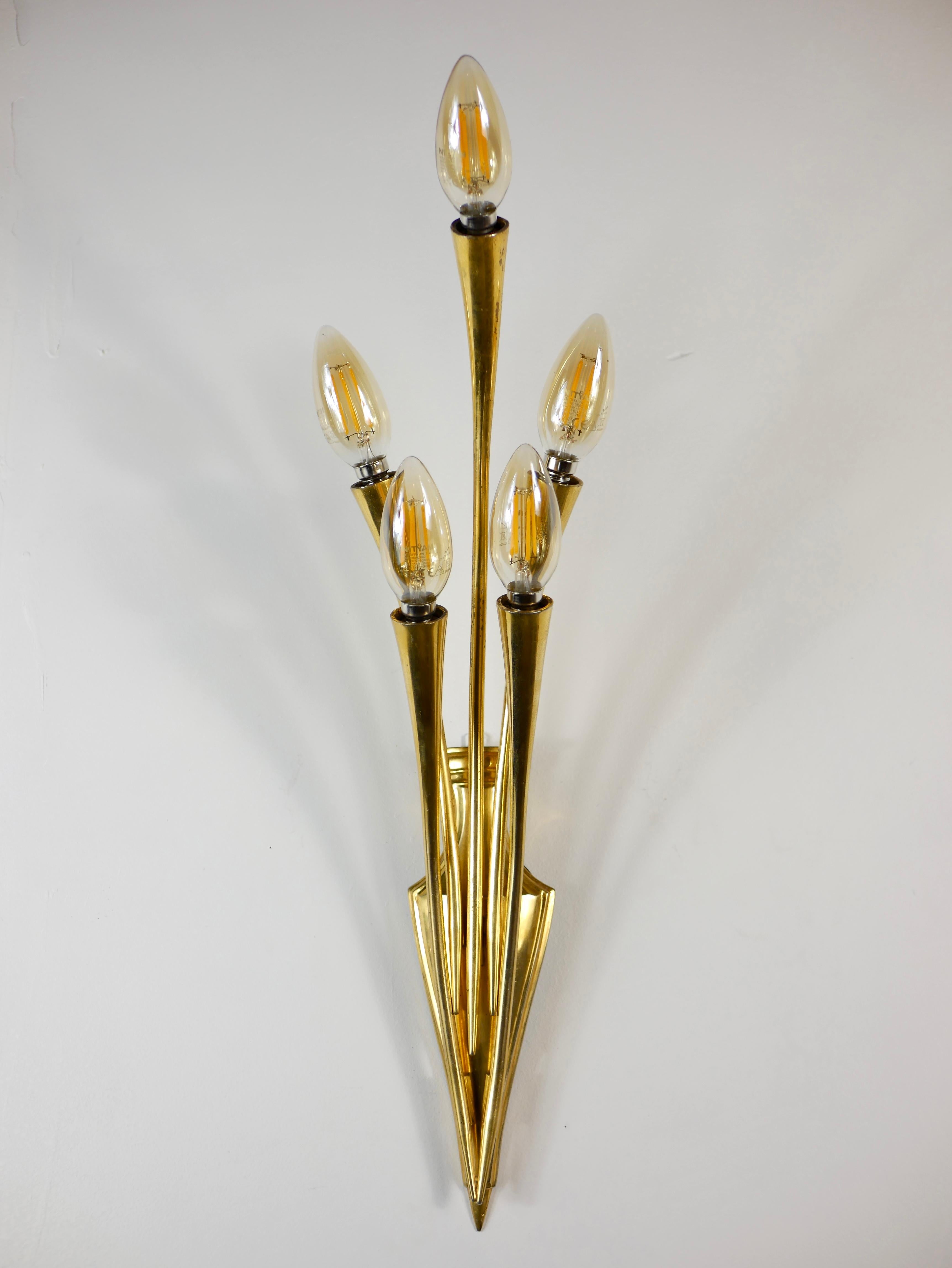 Stunning brass sconce from the 1950s, designed by Oscar Torlasco for Lumi Milano.
Beautiful patina.
