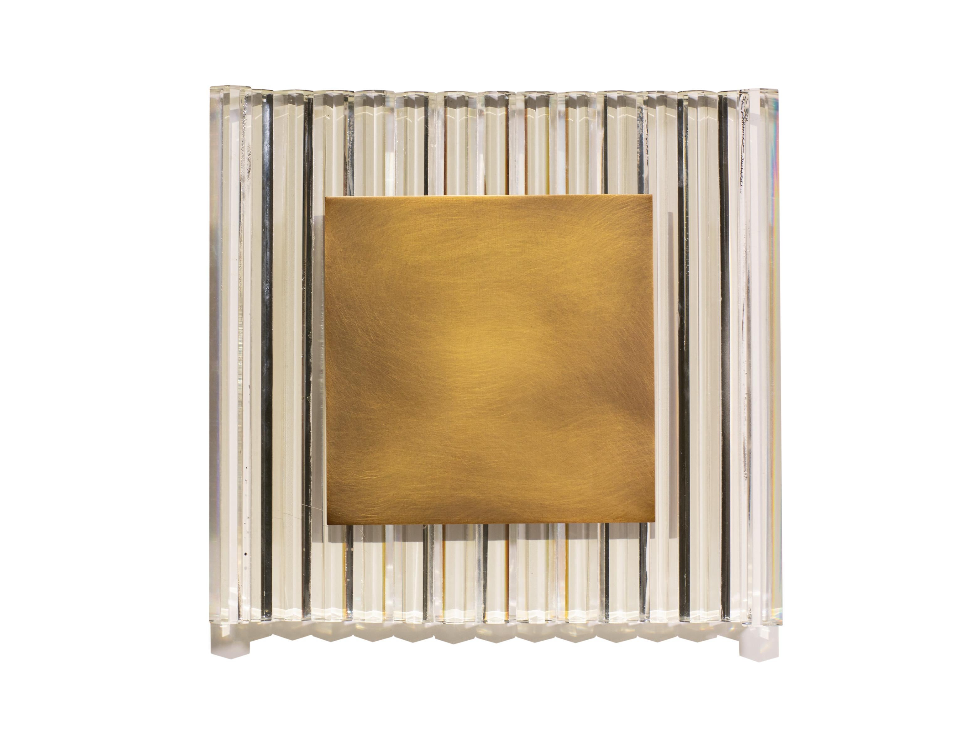 XXI secolo e contemporaneo Vassoio con prisma di cristallo con inserti in ottone - Elegante portapenne per la scrivania dell'ufficio in vendita