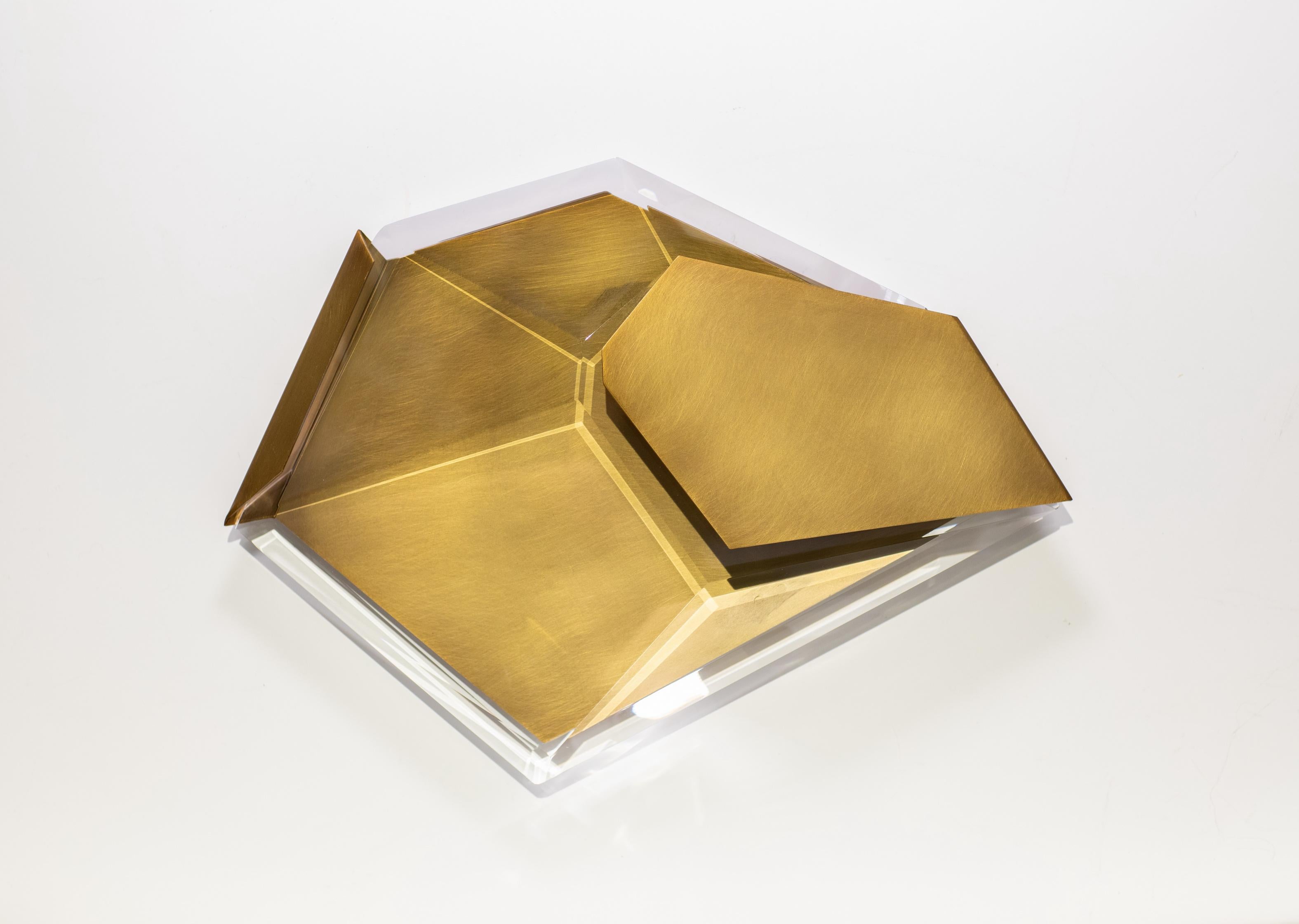 Faites l'expérience d'un mélange parfait d'art et d'artisanat avec la décoration murale en cristal rehaussée de laiton. Le design géométrique, associé à l'éclat du cristal et à la chaleur du laiton, crée une présentation visuelle captivante. La