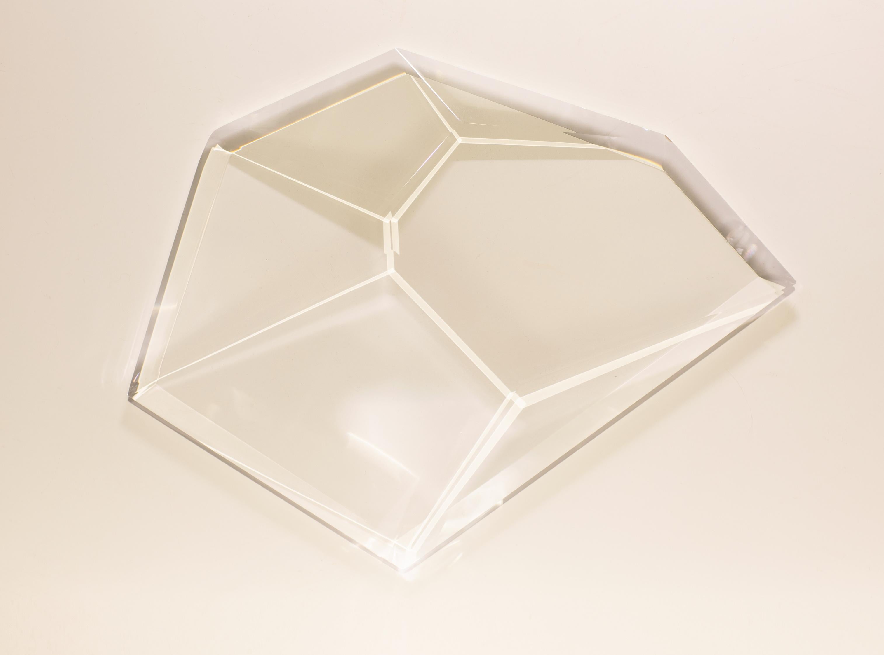 Américain Décor mural en cristal rehaussé de laiton - Elegance du design géométrique en vente