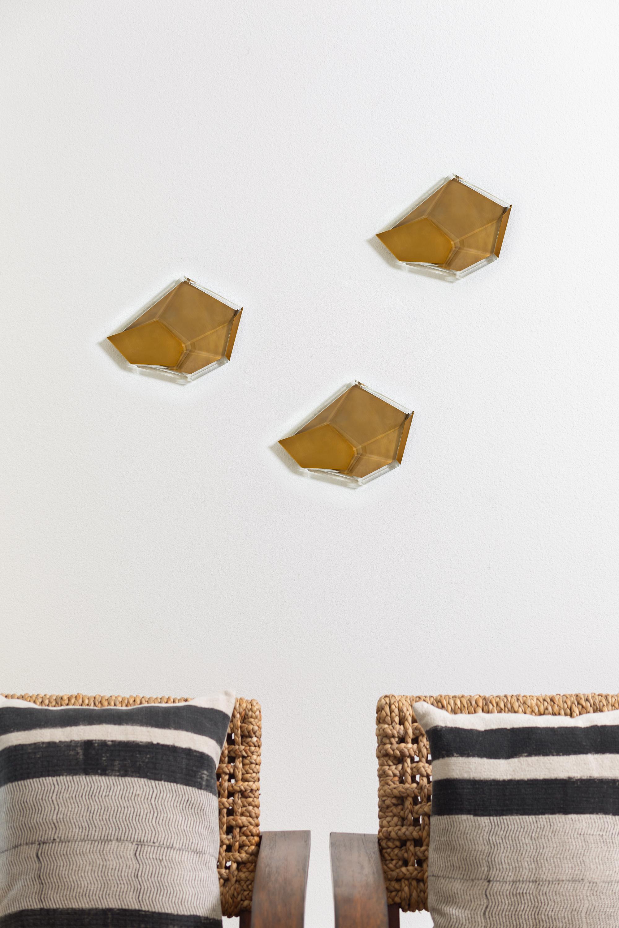 Laiton Décor mural en cristal rehaussé de laiton - Elegance du design géométrique en vente