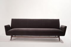 Skandinavisches modernes Sofa aus Mohair mit Messingbeschlägen, ca. 1950er Jahre