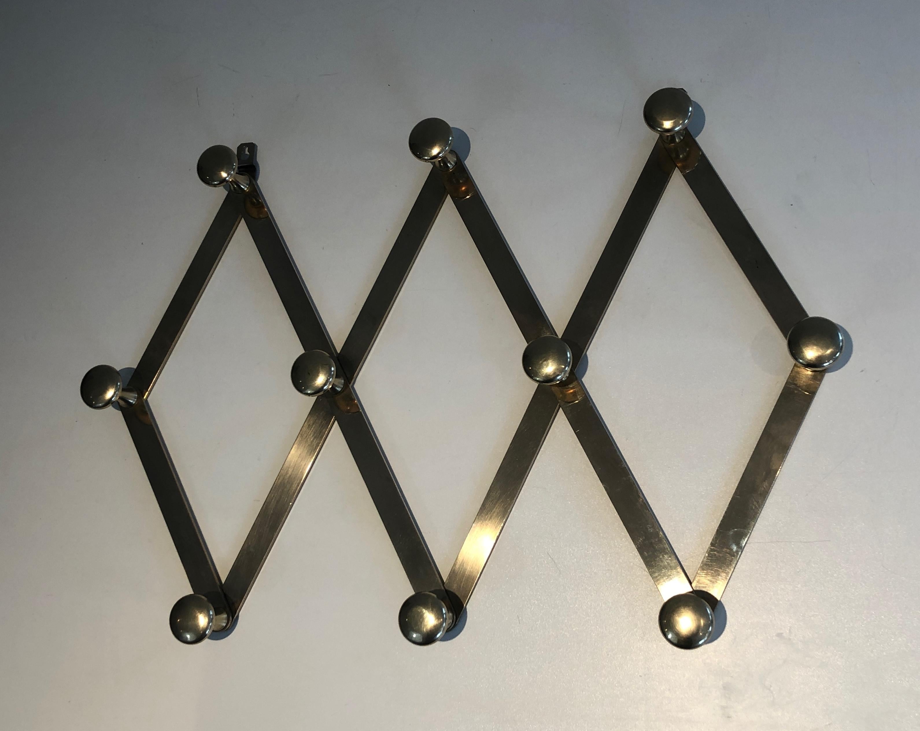 Fine XX secolo Appendiabiti da parete a fisarmonica in ottone. Lavoro francese. Circa 1970 in vendita