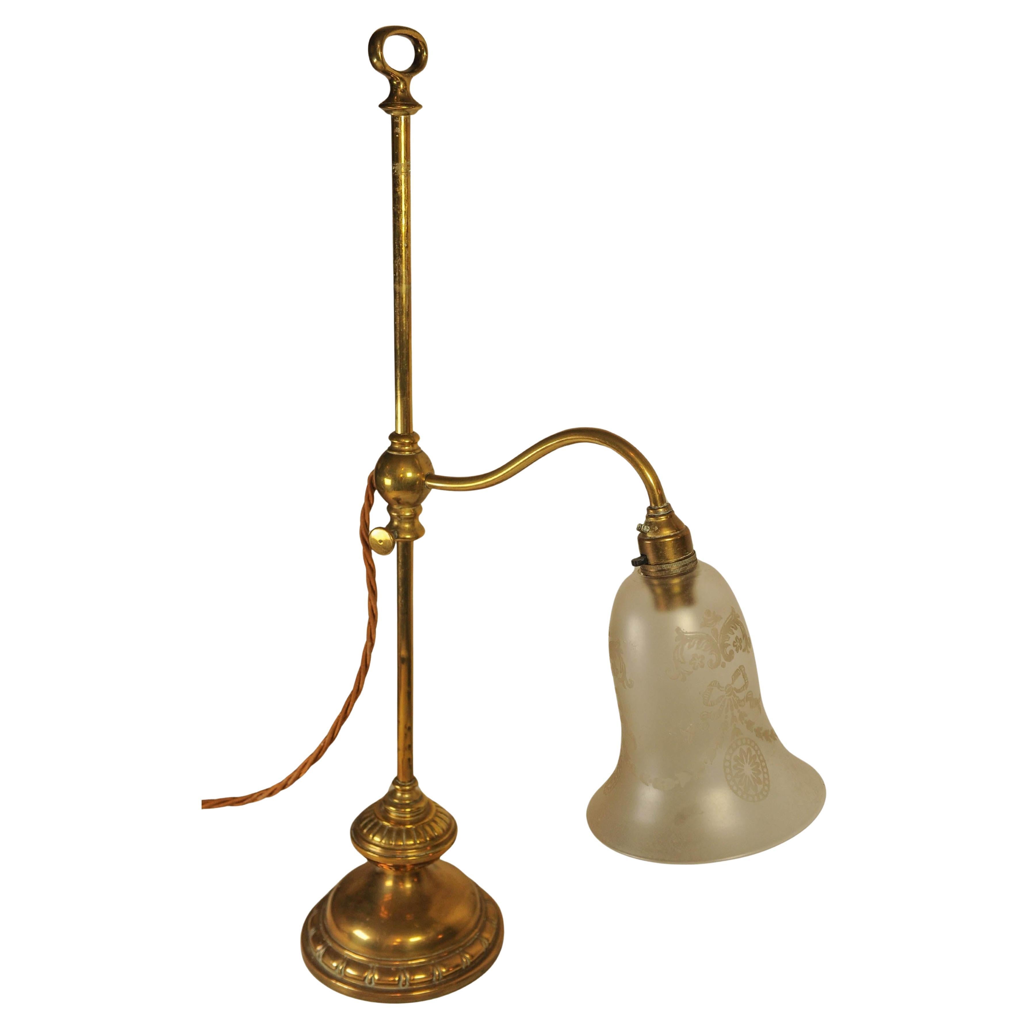 Un'elegante lampada da lettura per studenti regolabile in ottone con paralume in vetro acidato 

Un classico dal design senza tempo, adatto a una scrivania antica o moderna.