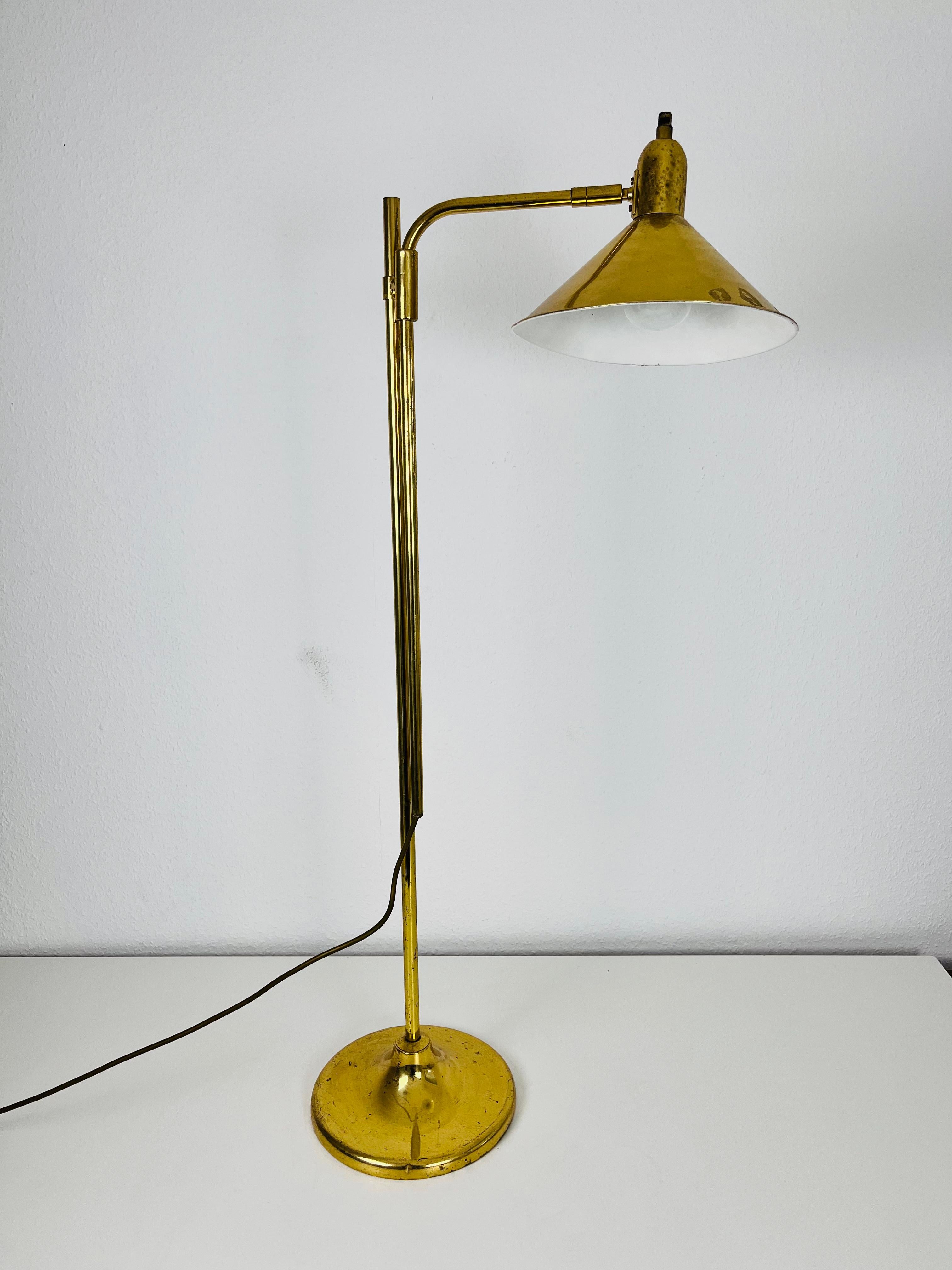 Lampadaire en laiton fabriqué en Allemagne dans les années 1970. Il est fascinant avec sa barre réglable. La lampe est entièrement en laiton, y compris l'abat-jour.

Mesures :
Hauteur : 100-140 cm
Largeur : 24 cm
Profondeur : 35 cm

La lampe