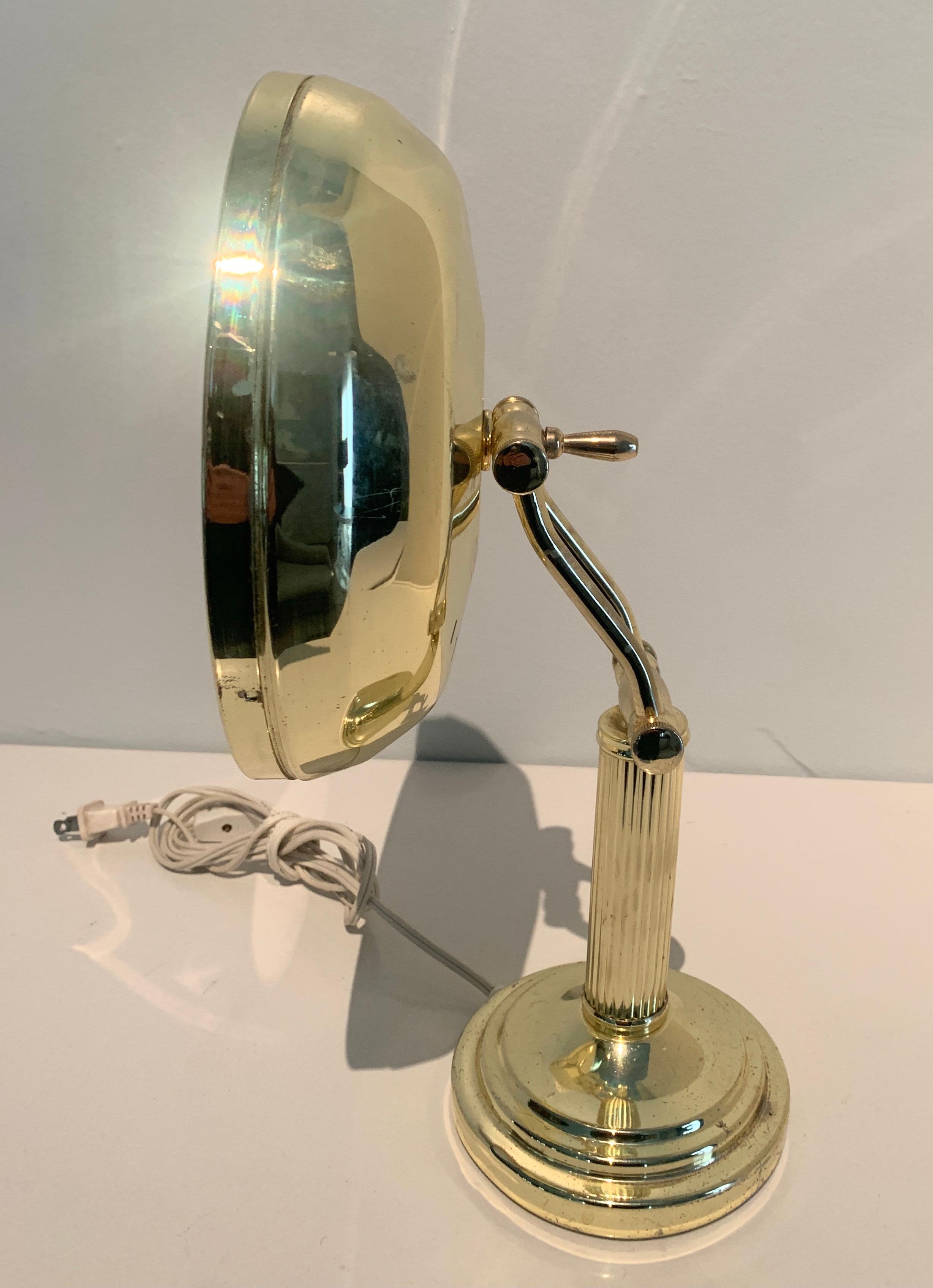 Mid-Century Modern Miroir de table de coiffeuse lumineux réglable en laiton en vente