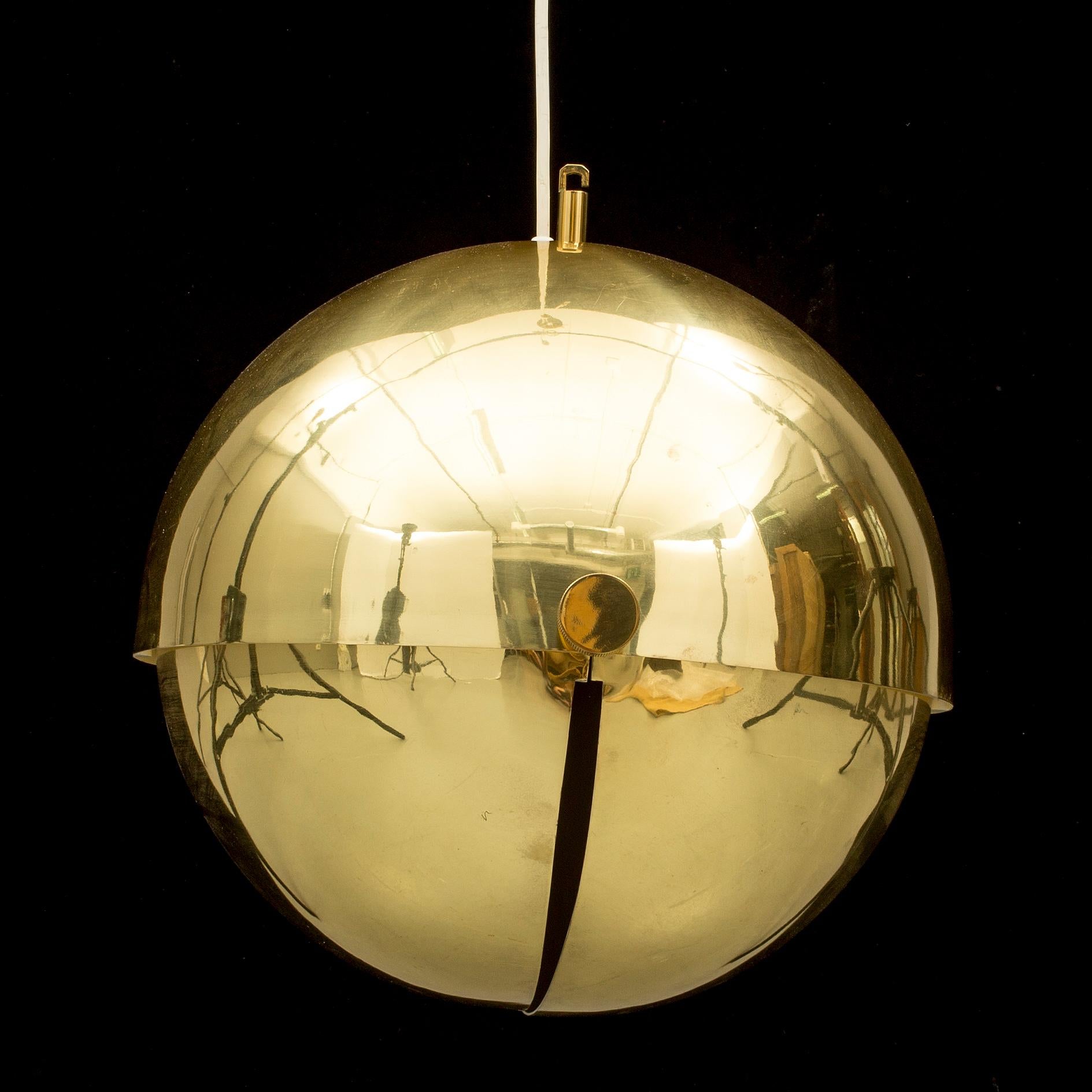 Lampada a sfera regolabile in ottone di Münchner Werkstätten Germania, 1970
Modello raro con diametro di 40 cm
Buone condizioni.