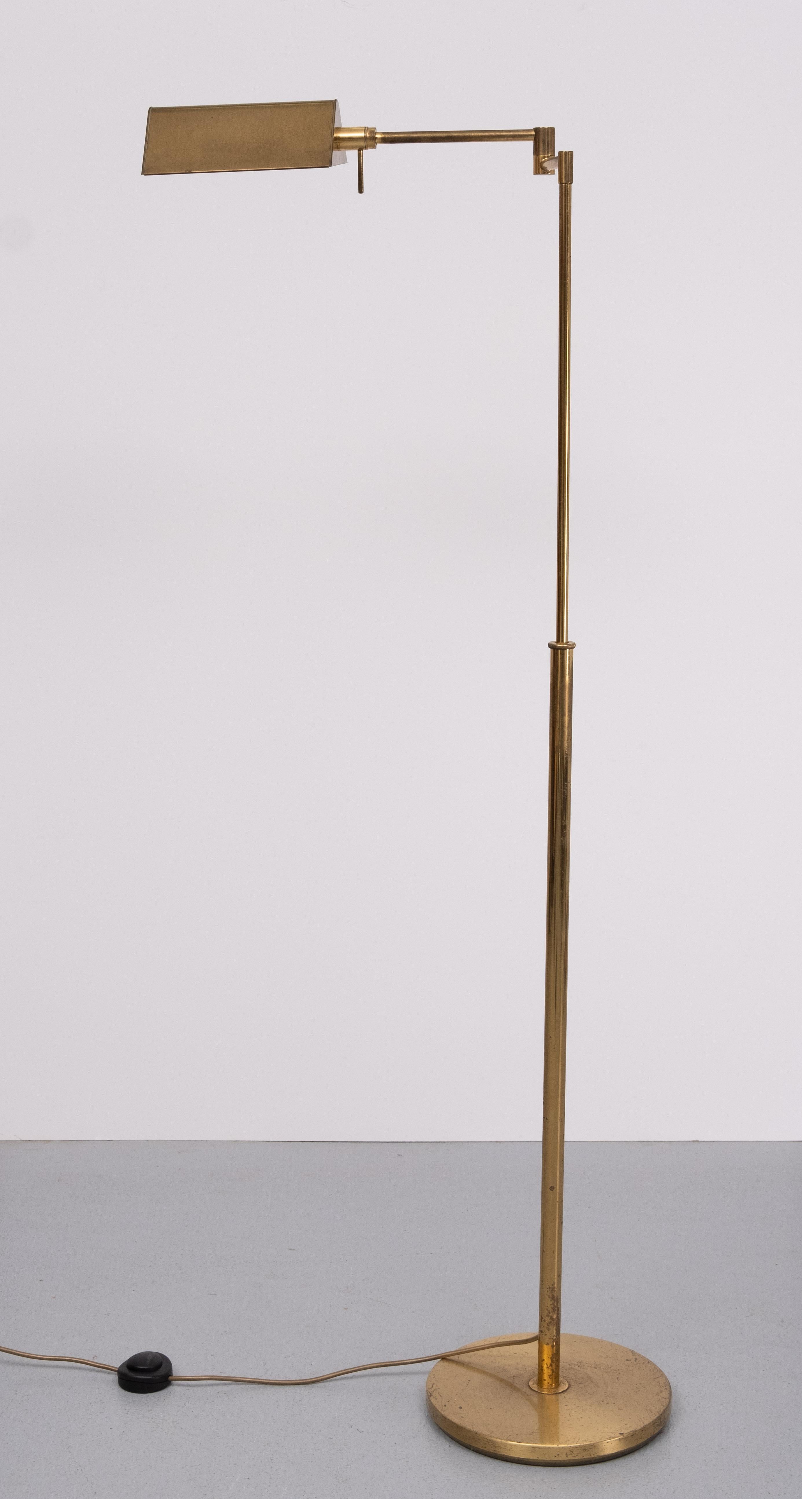 Mid-Century Modern Lampadaire à bras oscillant réglable en laiton allemand des années 1970  en vente