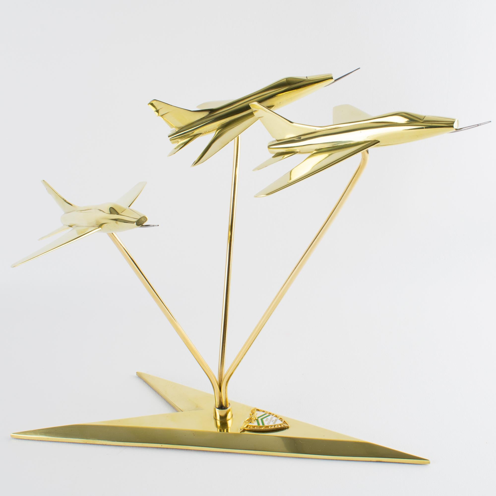 Se trata de un impresionante e importante modelo de escuadrón de aviones de latón fabricado en Francia, hacia 1950. La pieza presenta tres impresionantes modelos de avión a reacción totalmente metálicos sobre una sólida base de flecha de latón