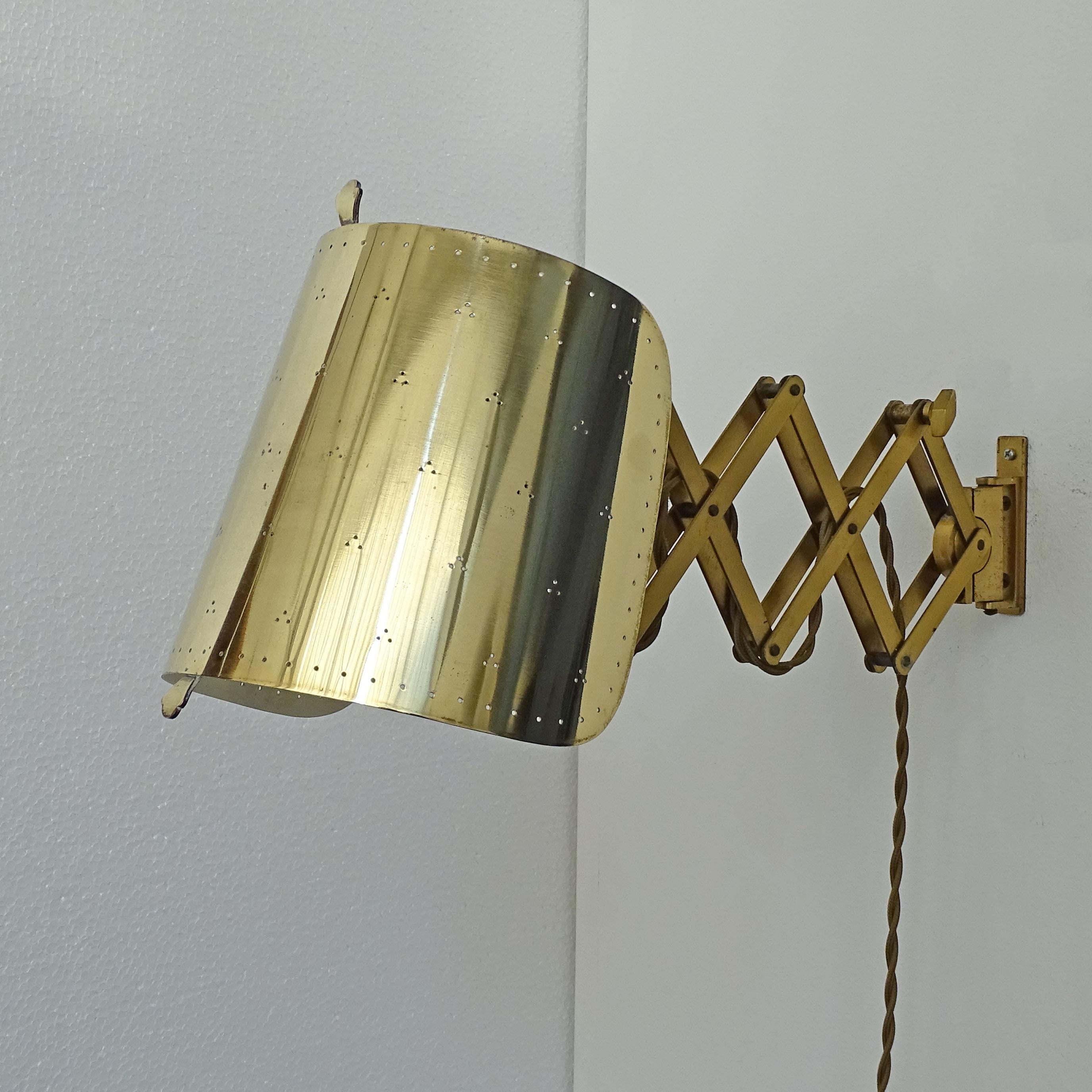 Lampada da parete regolabile in ottone di Alfred Muller per AMBA, Svizzera, 1940.
Misure di profondità da 17,5 a 55 cm
Questa versione ha un paralume in ottone perforato che ricorda le opere di Paavo Tynnel e di altri maestri del design nordico.