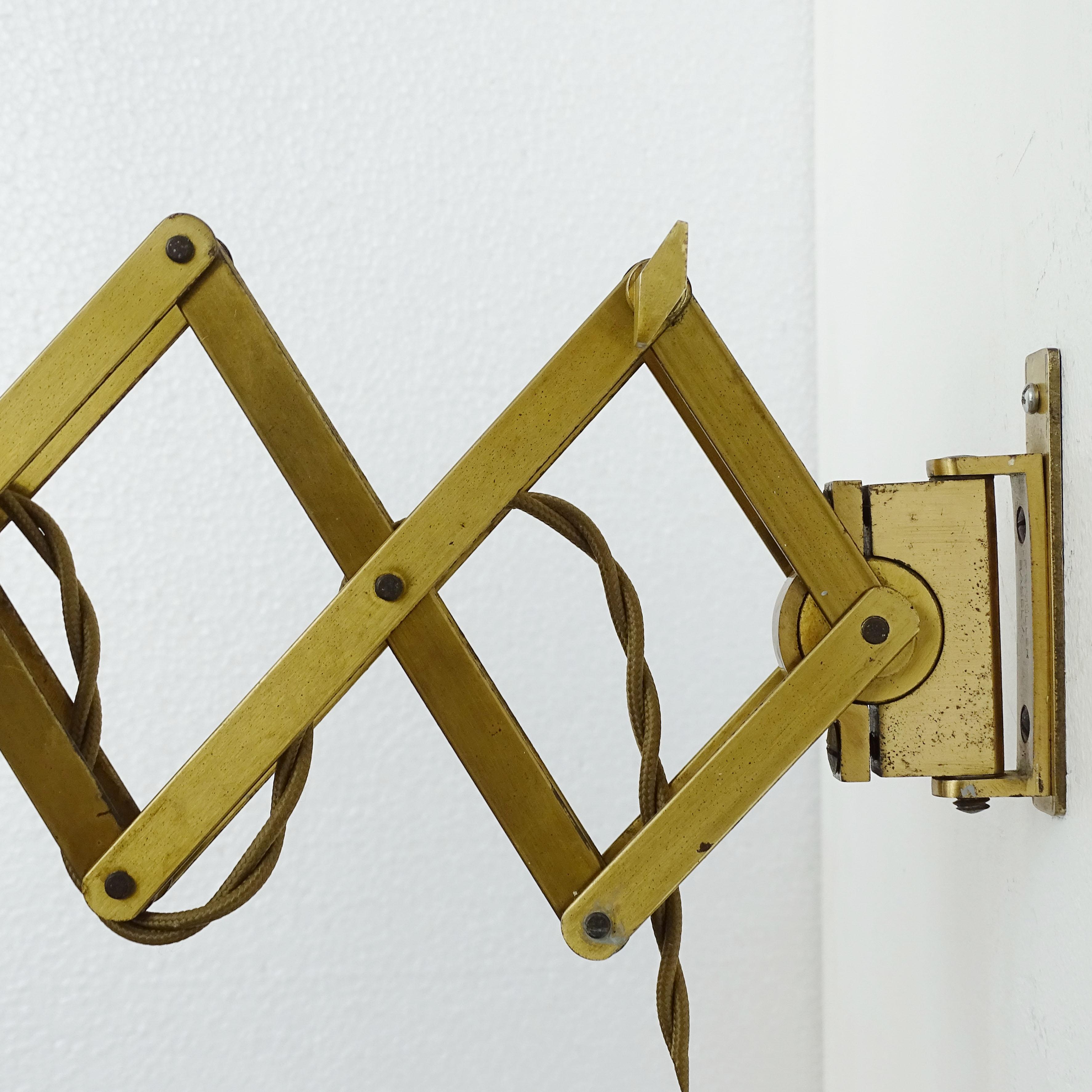Mid-Century moderno Lampada da parete regolabile in ottone Alfred Muller per AMBA, Svizzera, anni '40 in vendita