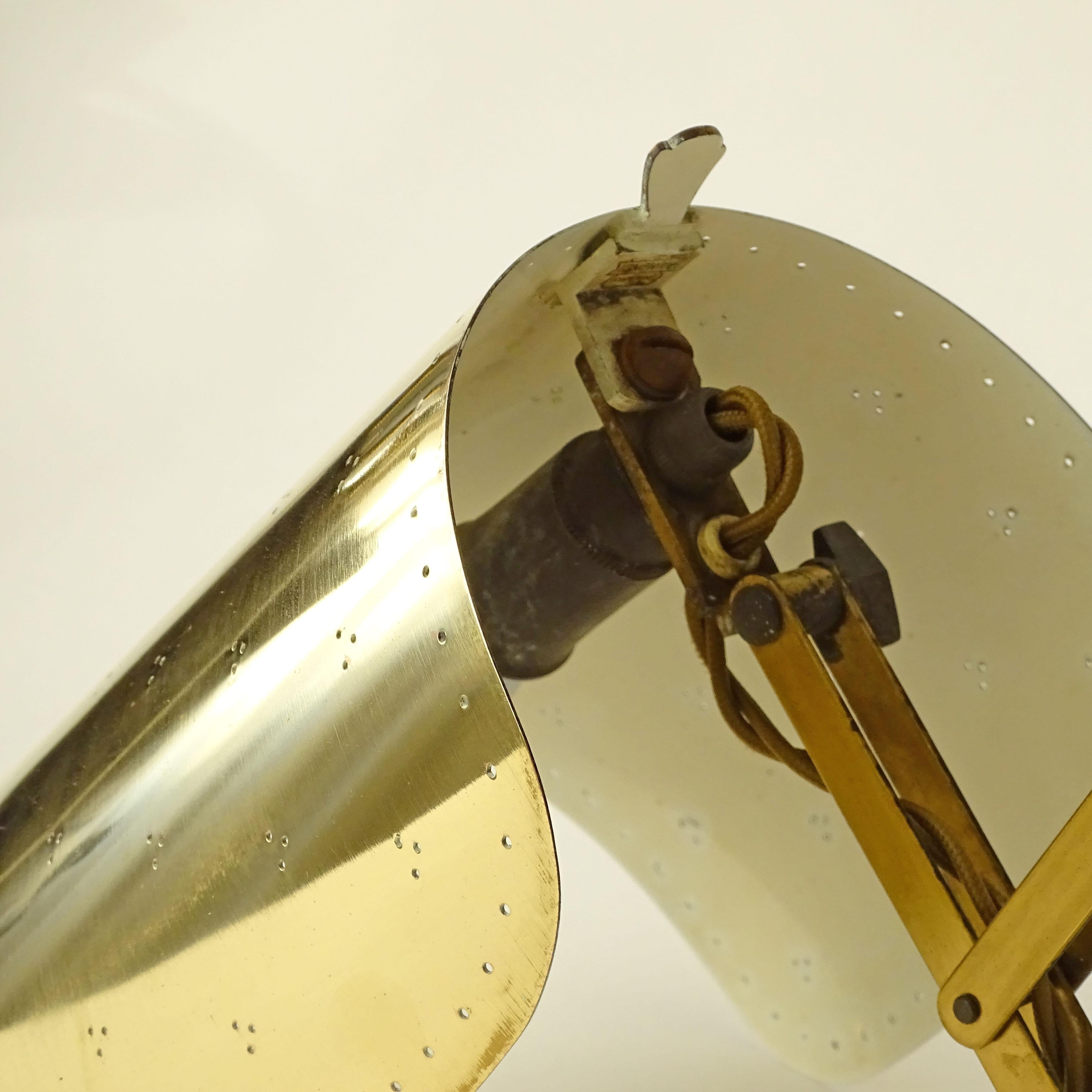 Metà XX secolo Lampada da parete regolabile in ottone Alfred Muller per AMBA, Svizzera, anni '40 in vendita