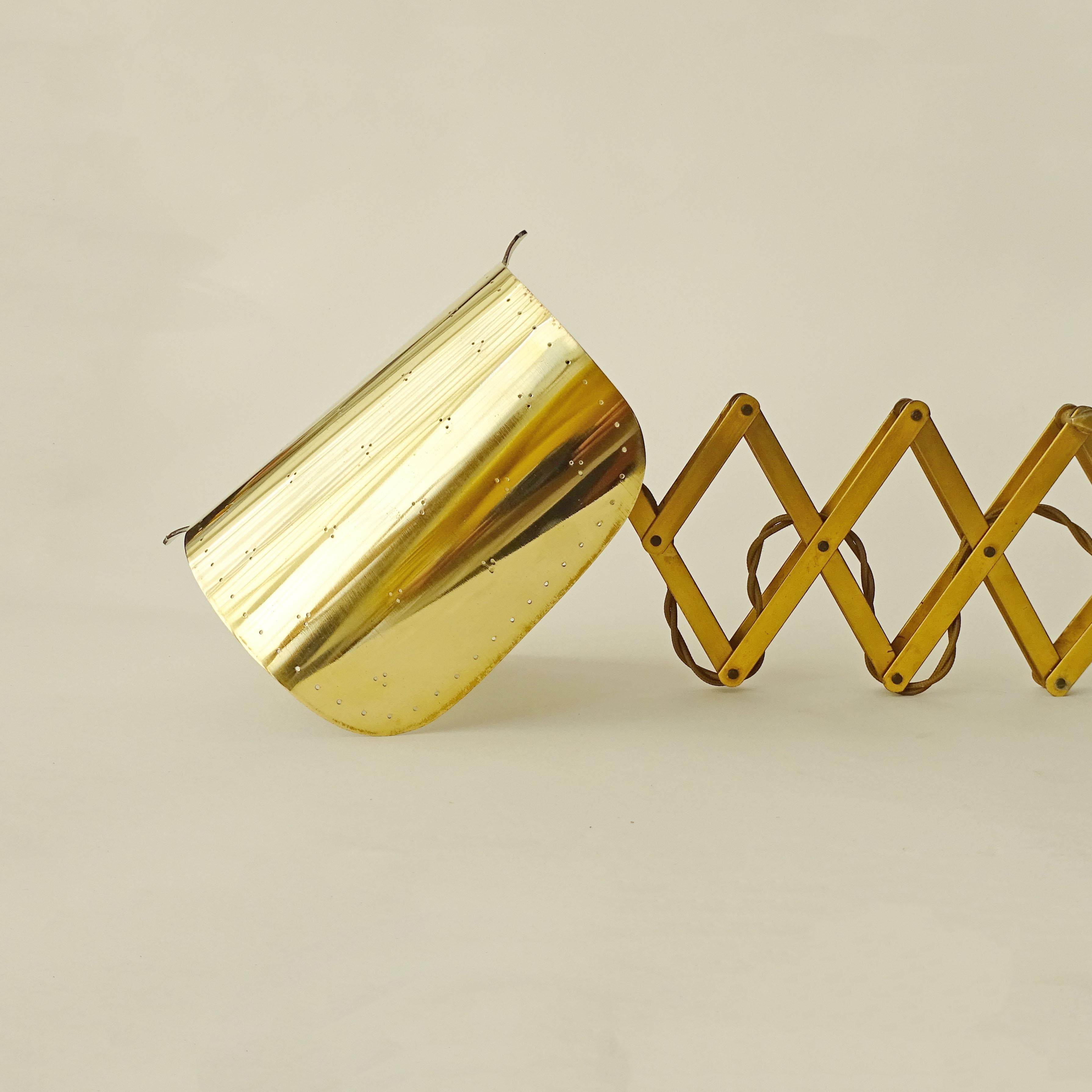Ottone Lampada da parete regolabile in ottone Alfred Muller per AMBA, Svizzera, anni '40 in vendita