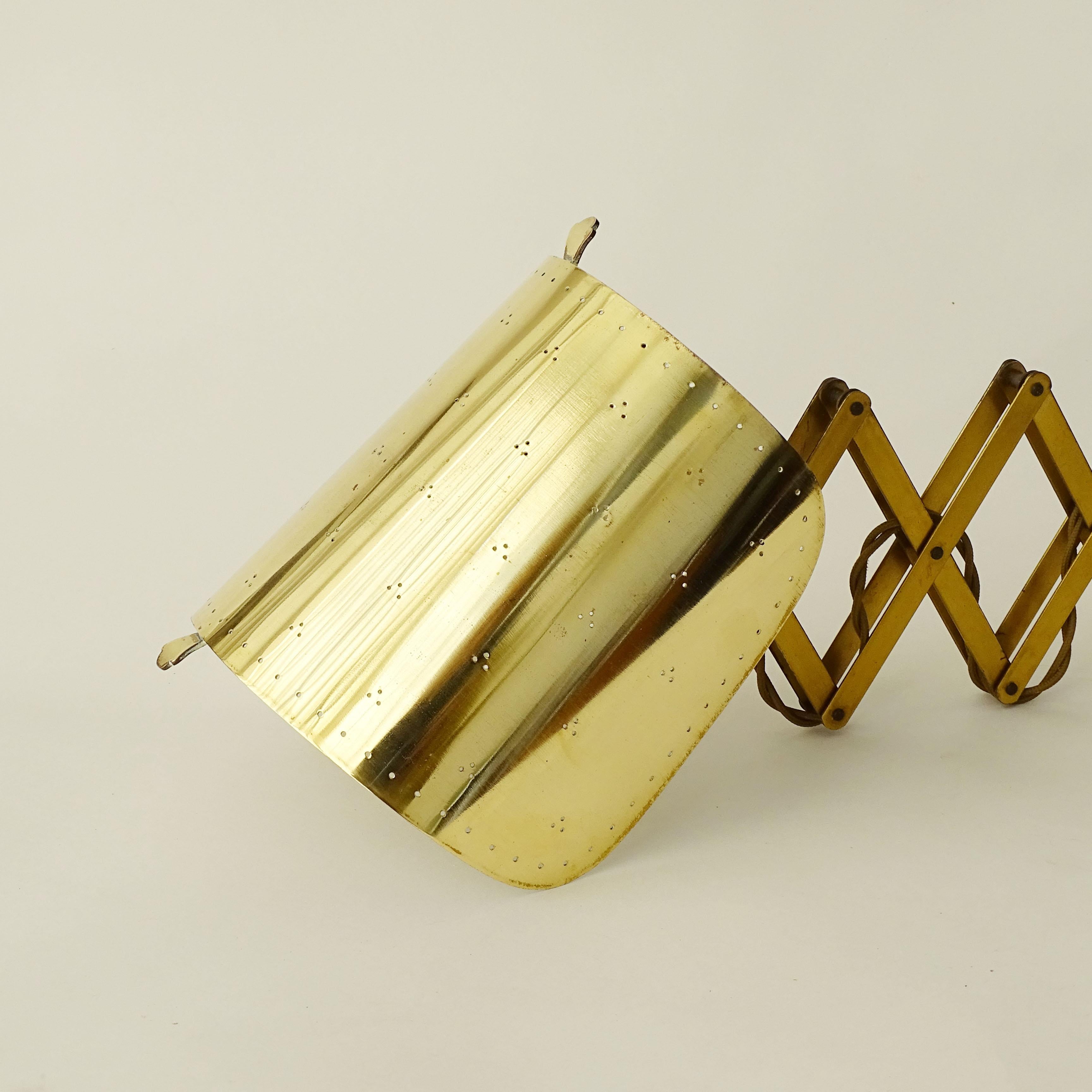 Lampada da parete regolabile in ottone Alfred Muller per AMBA, Svizzera, anni '40 in vendita 1
