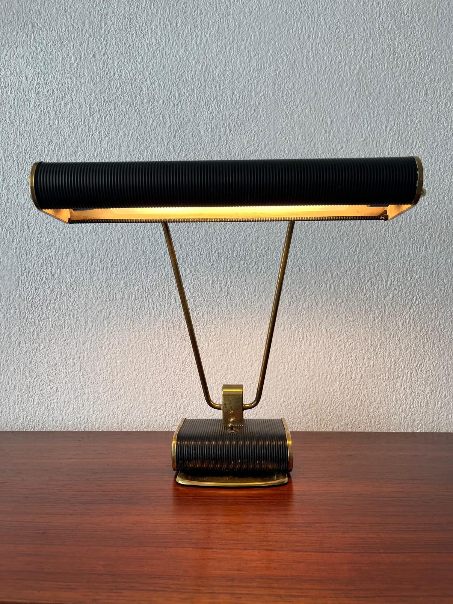 Français Lampe de bureau réglable en laiton et aluminium par Eileen Gray pour Jumo, France, vers les années 1940 en vente
