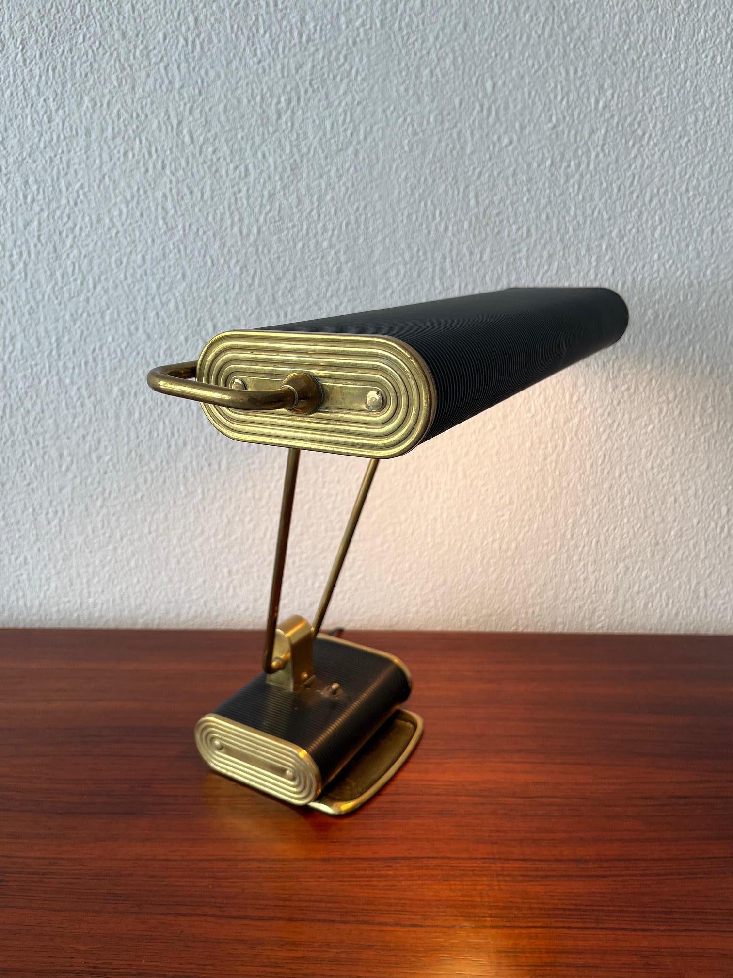 Verstellbare Schreibtischlampe aus Messing und Aluminium von Eileen Gray für Jumo, Frankreich ca. 1940er Jahre (Mitte des 20. Jahrhunderts) im Angebot