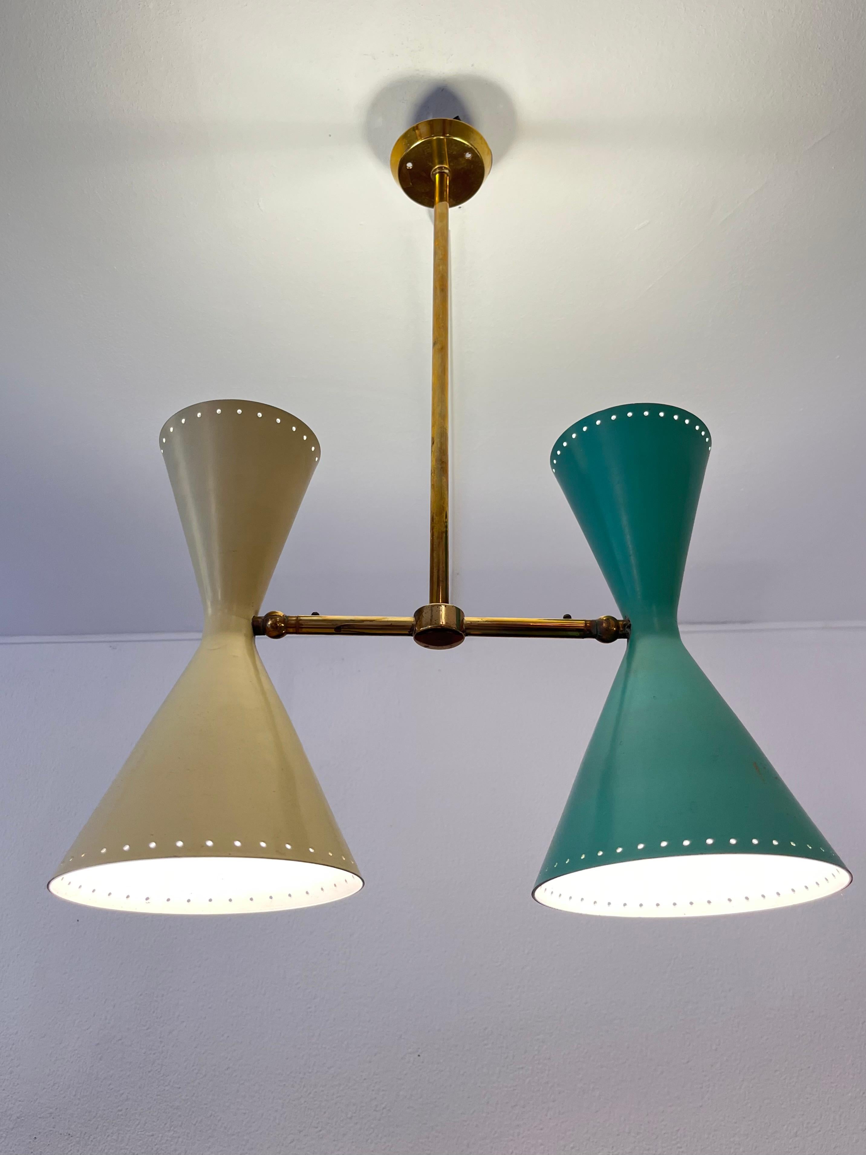 2 paralumi regolabili in alluminio verniciato e braccio in ottone realizzati in Svizzera, probabilmente da BAG Turgi, 1950 ca.
1 lampadina E27 nella parte inferiore del paralume e 1 lampadina E14 nella parte superiore del paralume.
Piccoli fori sui
