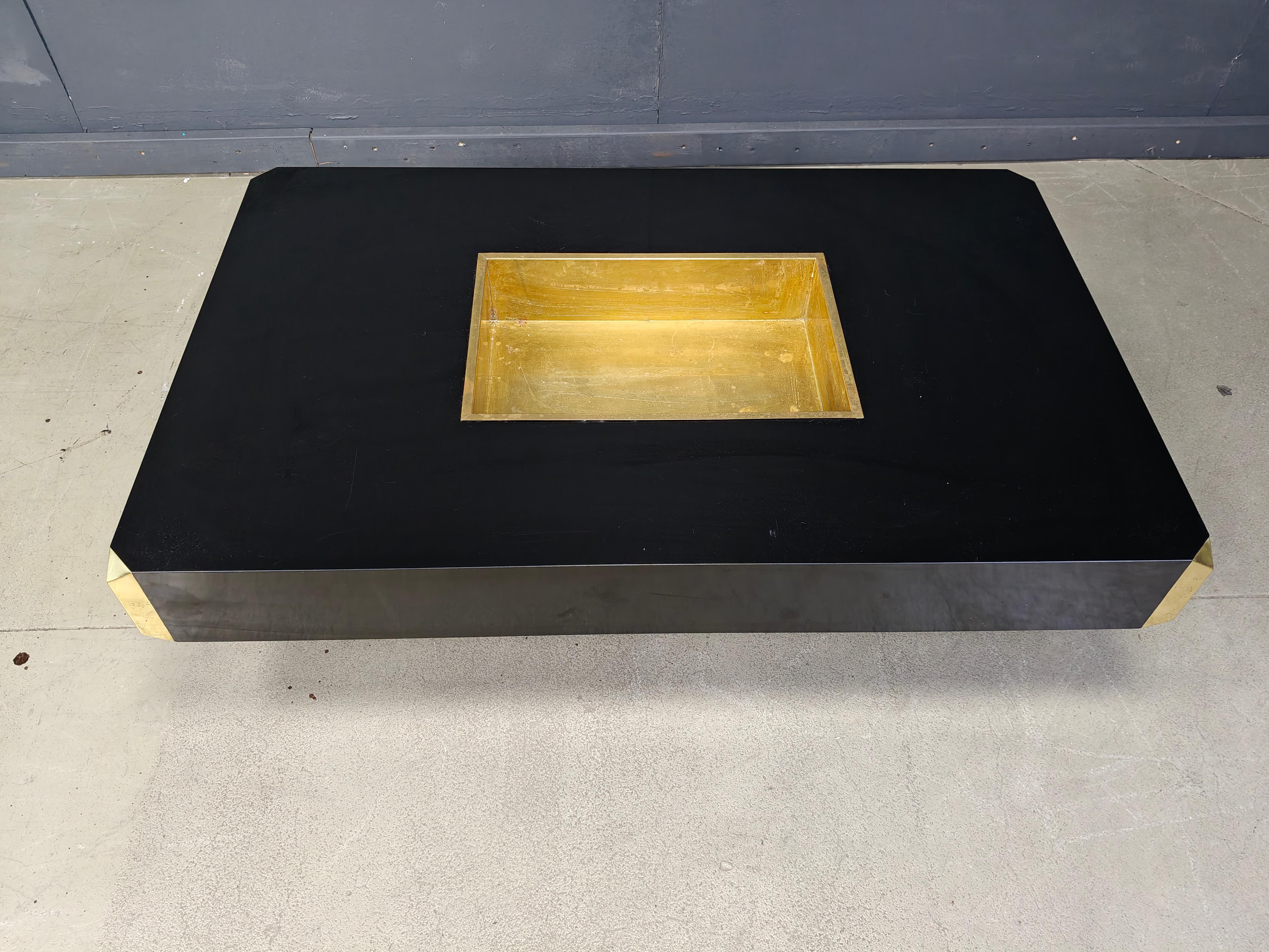 Rare Brass Luxurious bar coffee table made in black lacquered wood designed by Willy Rizzo for mario sabot.

La table est en bon état avec de très légères traces d'utilisation.

Cette table s'intègre parfaitement dans les intérieurs d'aujourd'hui