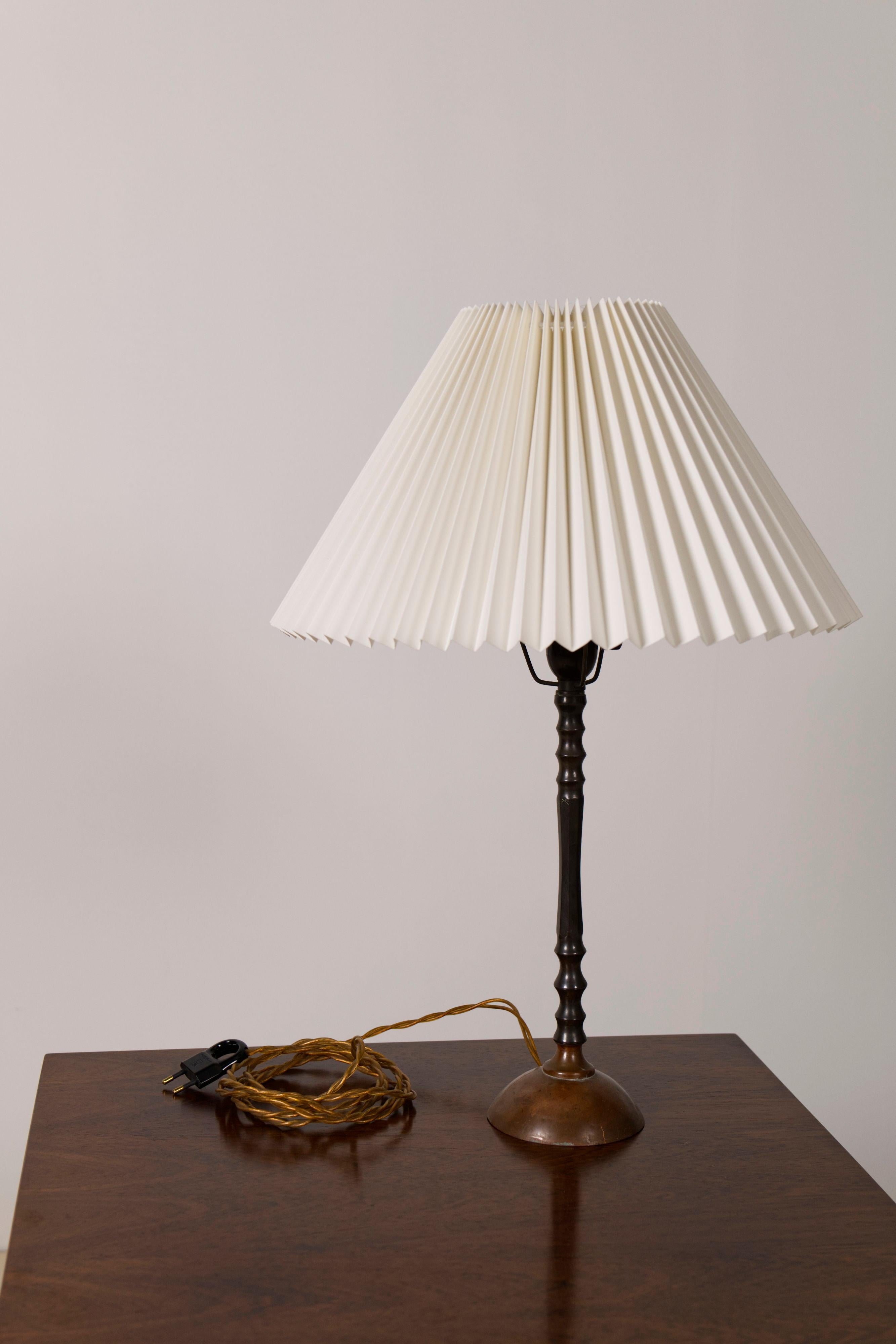 Brass and Copper Table Lamp, Denmark, 1960s

A Danish table lamp from the 1960s with a copper base and a detailed brass  post. The warm metallic surfaces have developed a natural patina that softens the gleam of the materials. The lamp is fitted