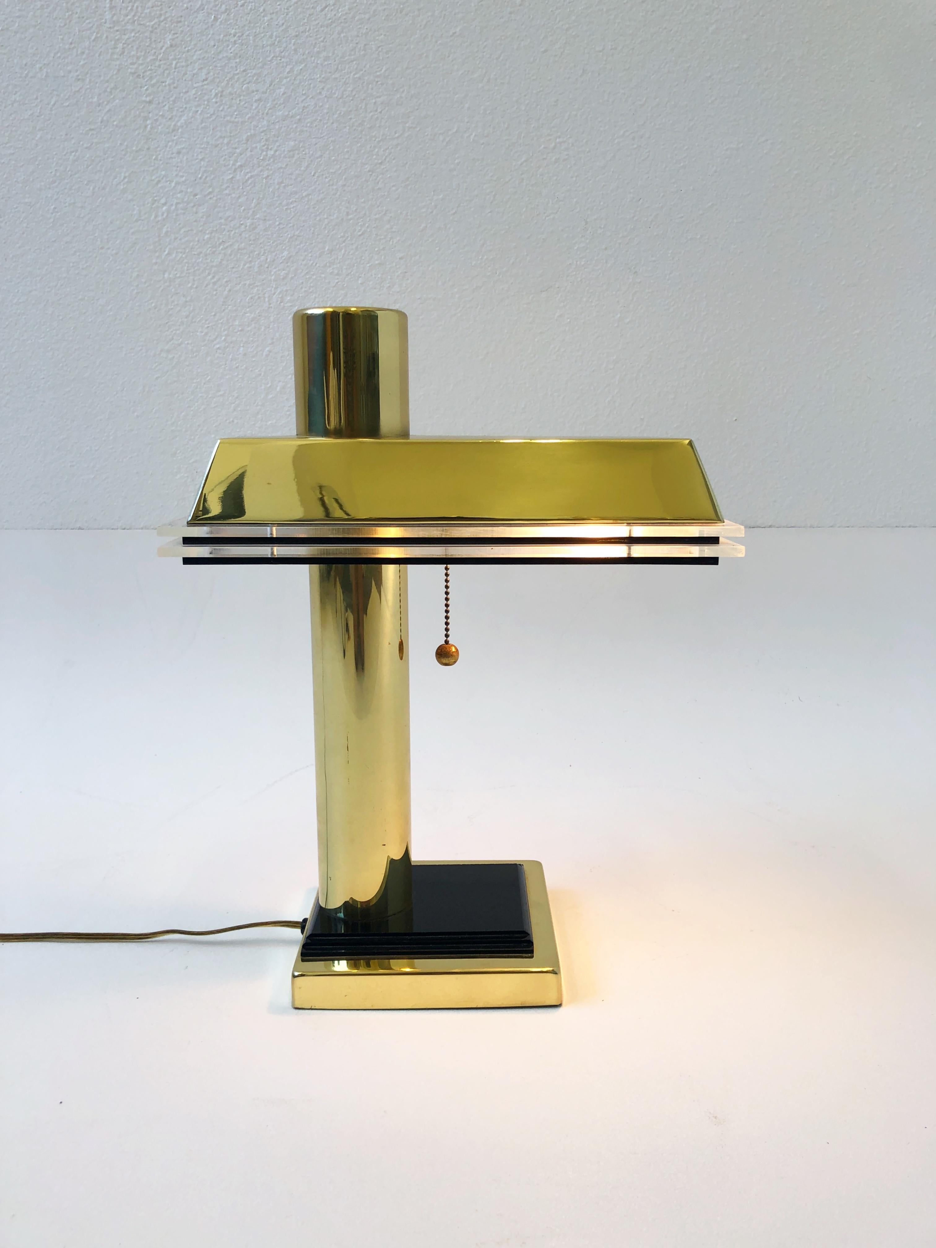 Laiton Lampe de bureau en laiton et acrylique en vente