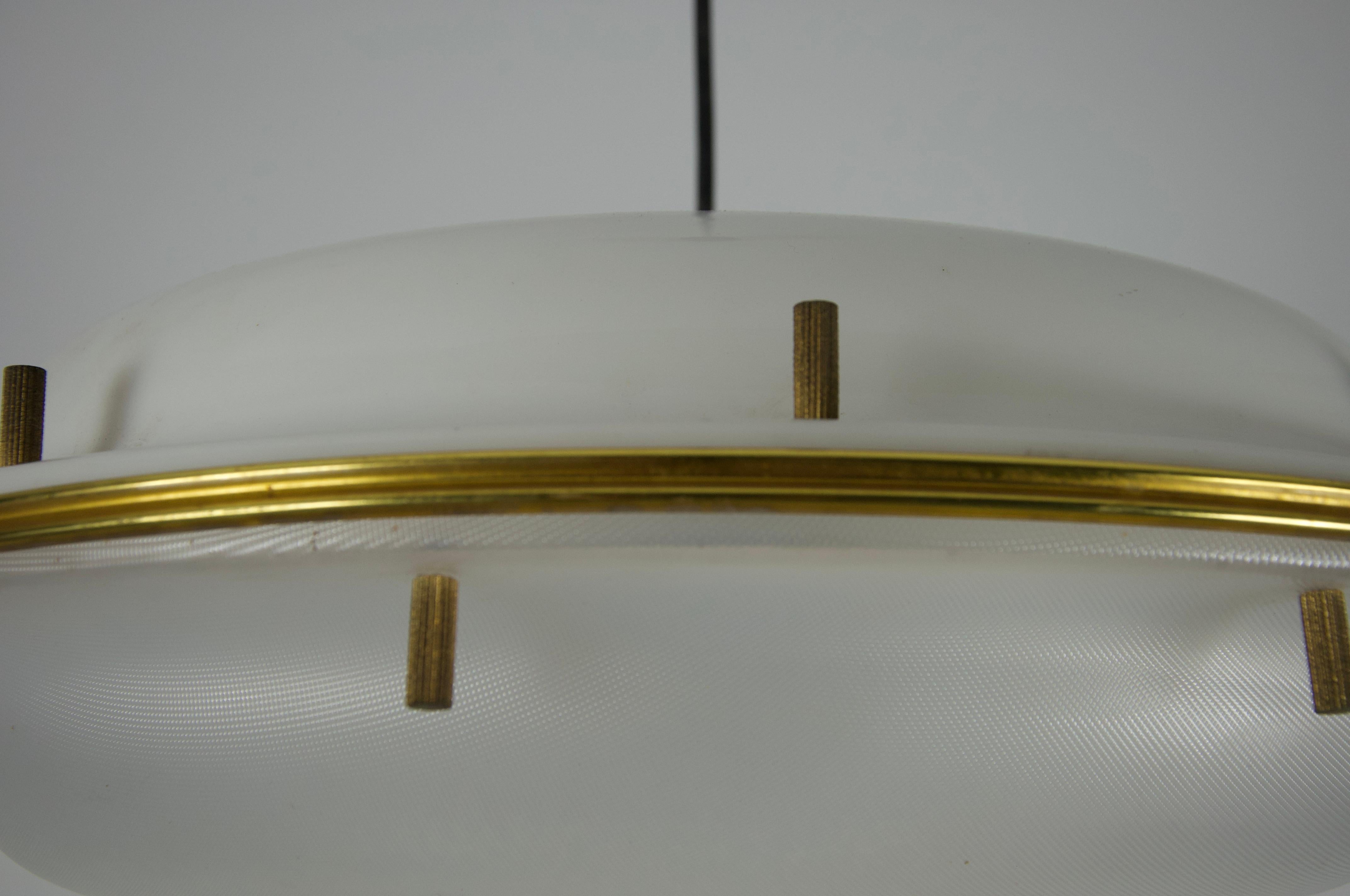 Lámpara colgante de latón y cristal acrílico de Tito Agnoli para O-Luce, Italia, años 60 en venta 3