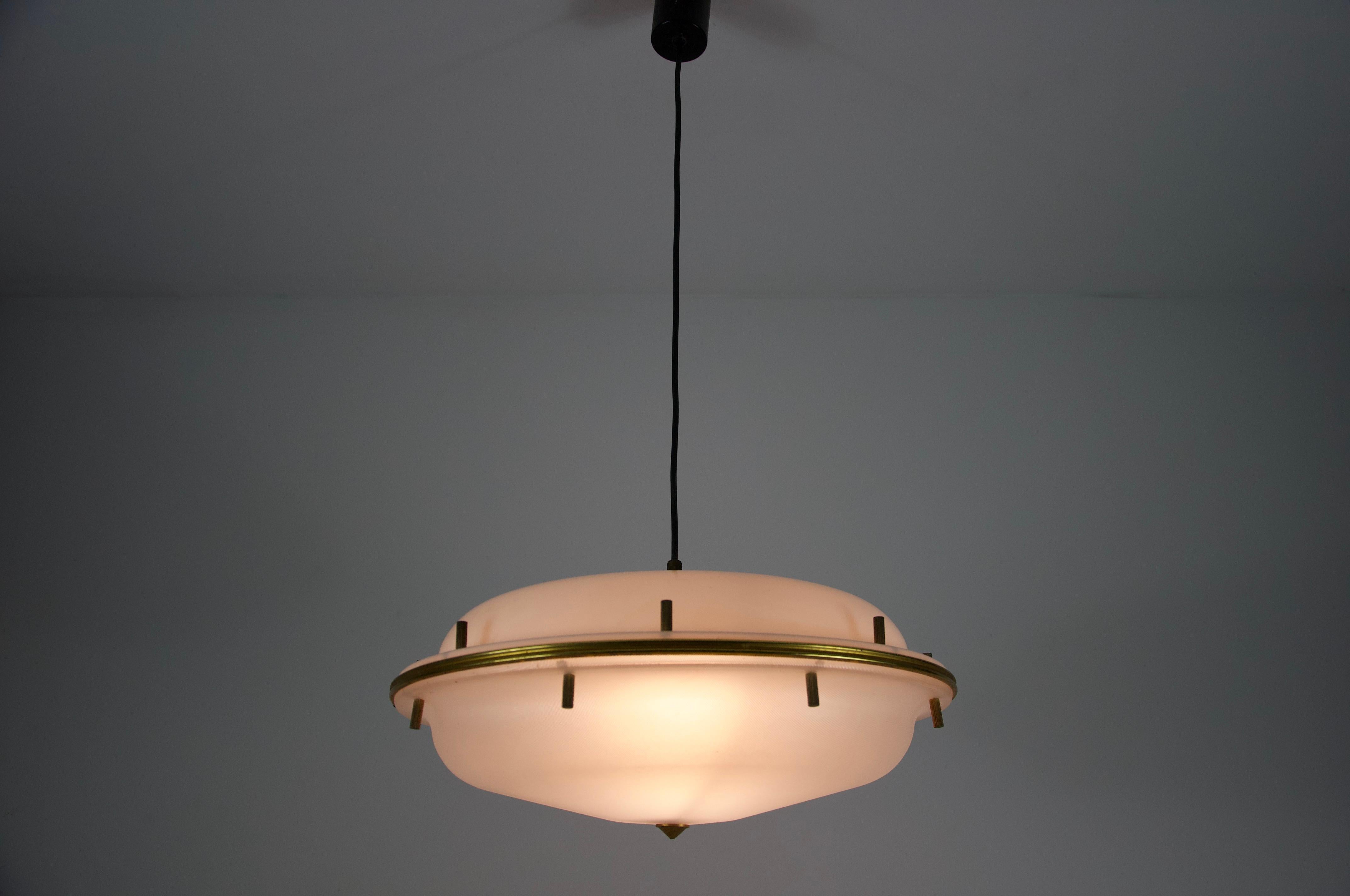 Lámpara colgante de latón y cristal acrílico de Tito Agnoli para O-Luce, Italia, años 60 en venta 4