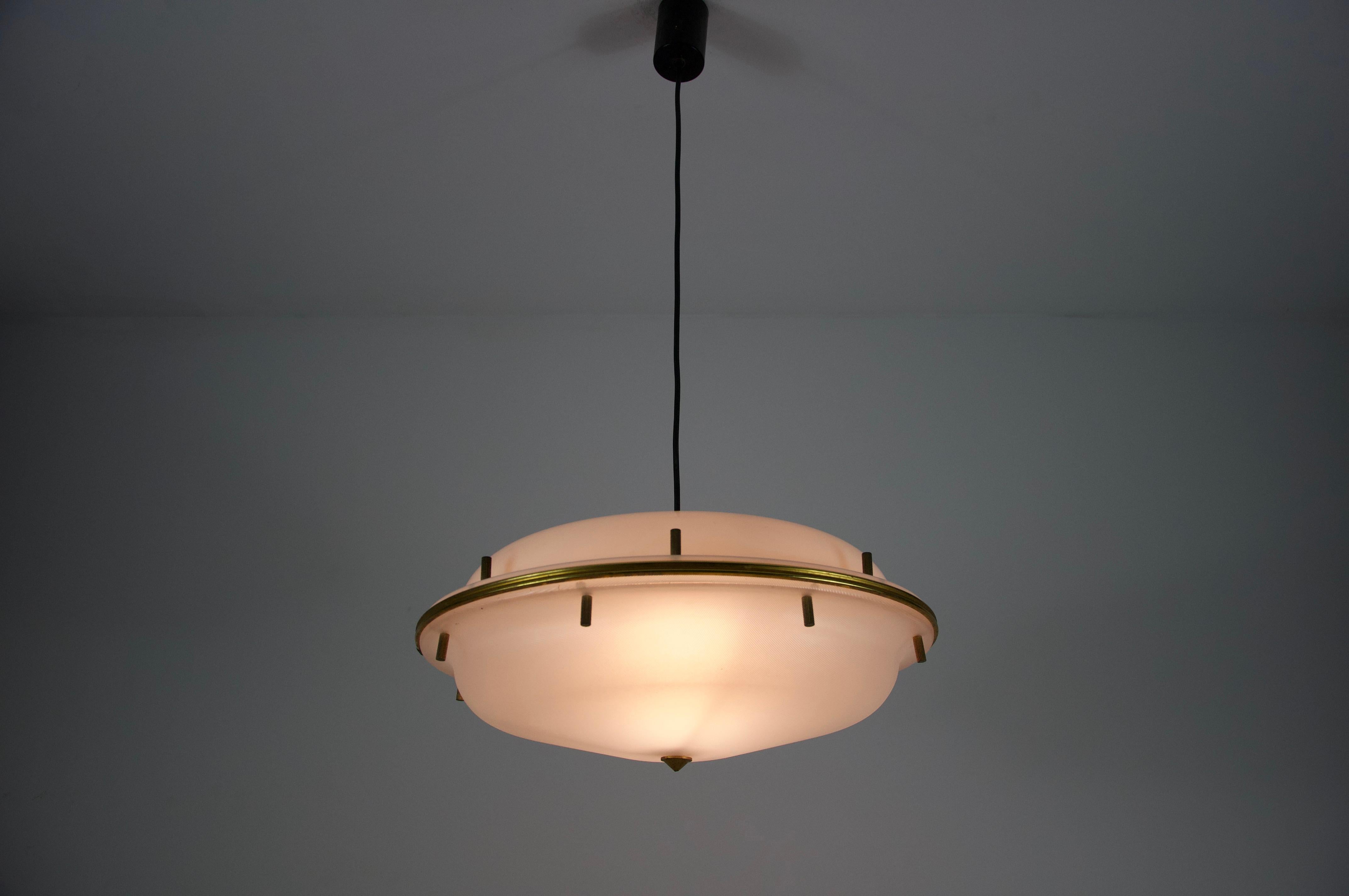 Lámpara colgante de latón y cristal acrílico de Tito Agnoli para O-Luce, Italia, años 60 en venta 5