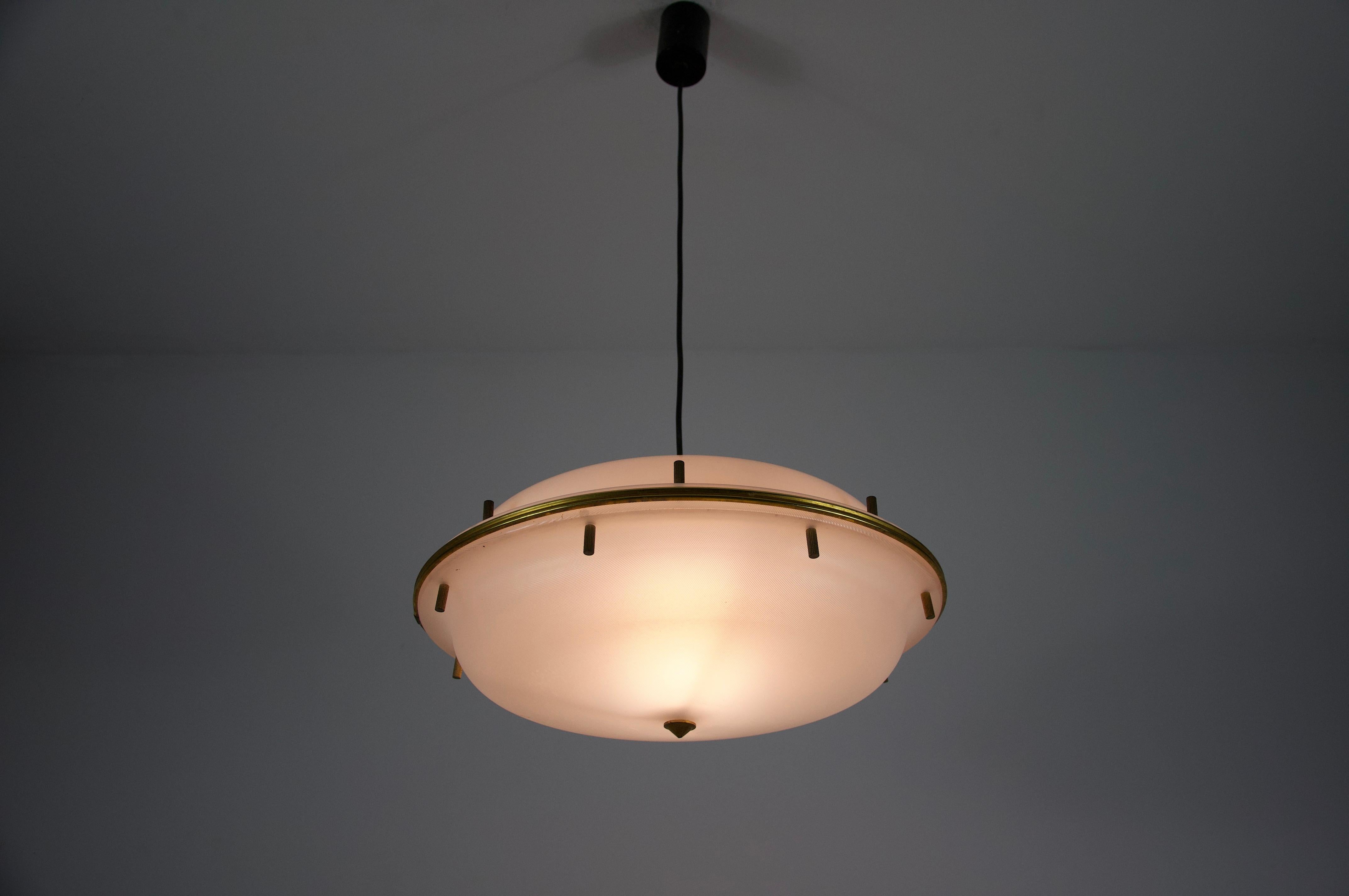 Lámpara colgante de latón y cristal acrílico de Tito Agnoli para O-Luce, Italia, años 60 en venta 6