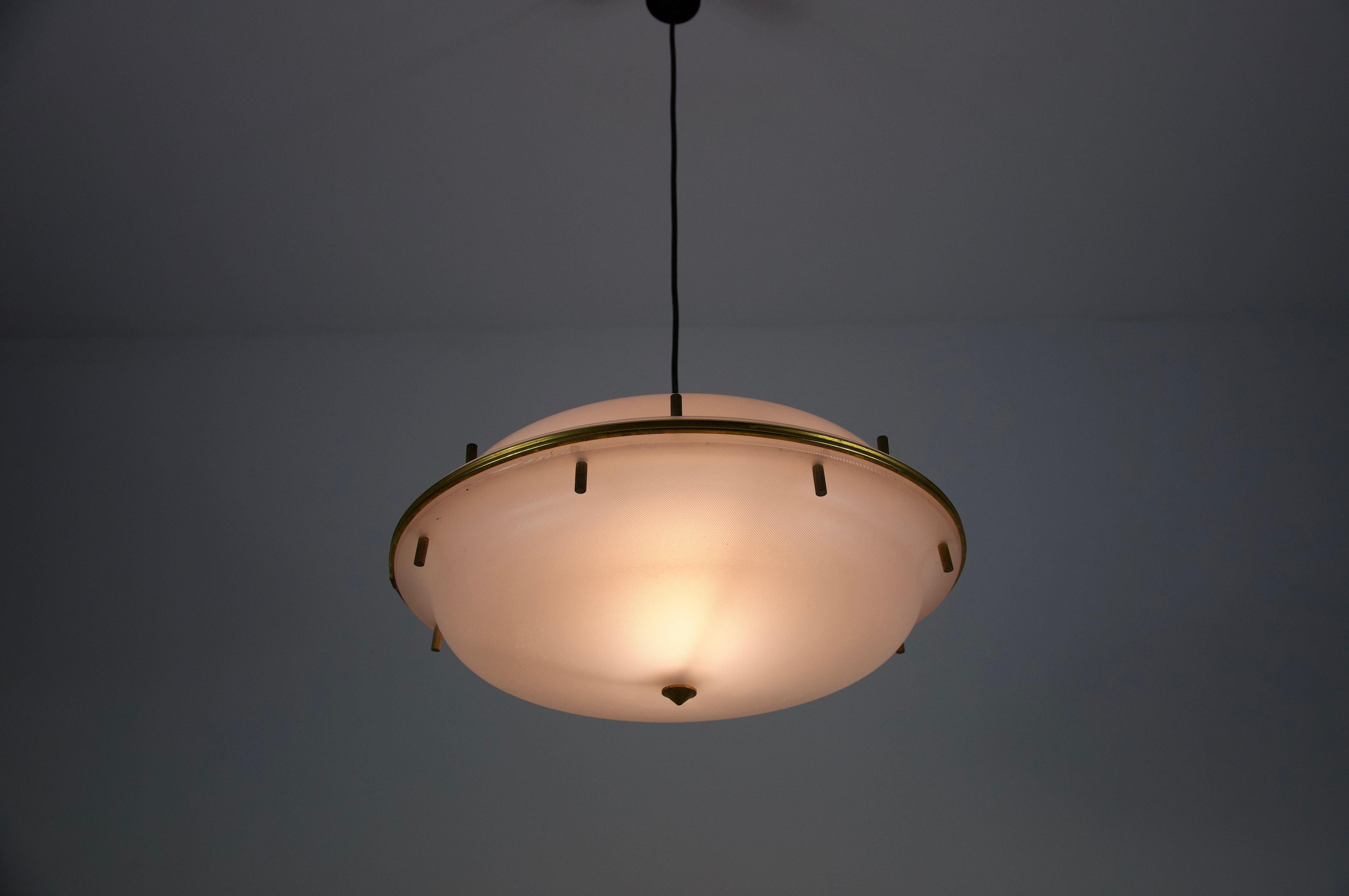 Lámpara colgante de latón y cristal acrílico de Tito Agnoli para O-Luce, Italia, años 60 en venta 7