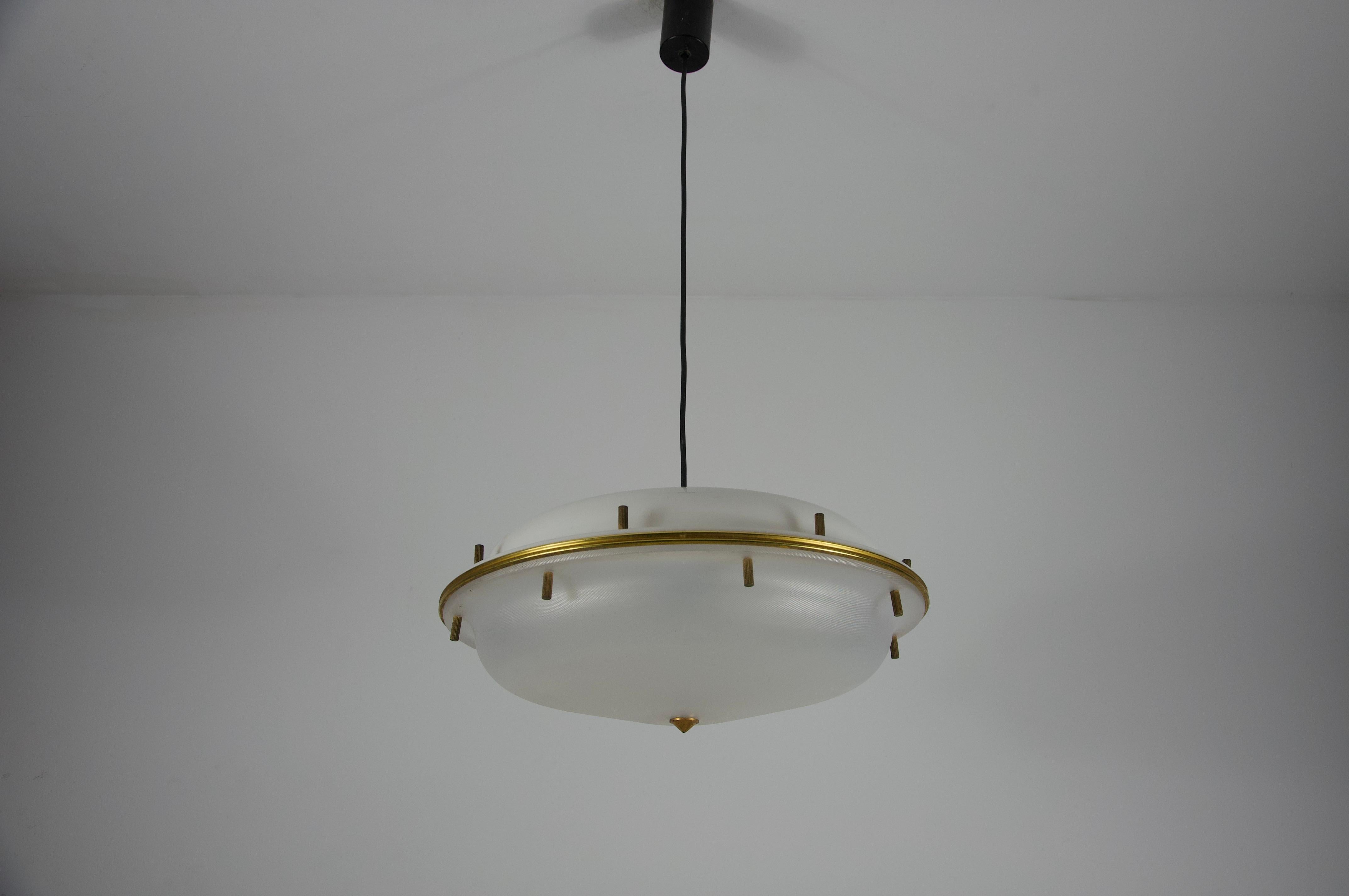 Lámpara colgante de latón y cristal acrílico de Tito Agnoli para O-Luce, Italia, años 60 Moderno de mediados de siglo en venta