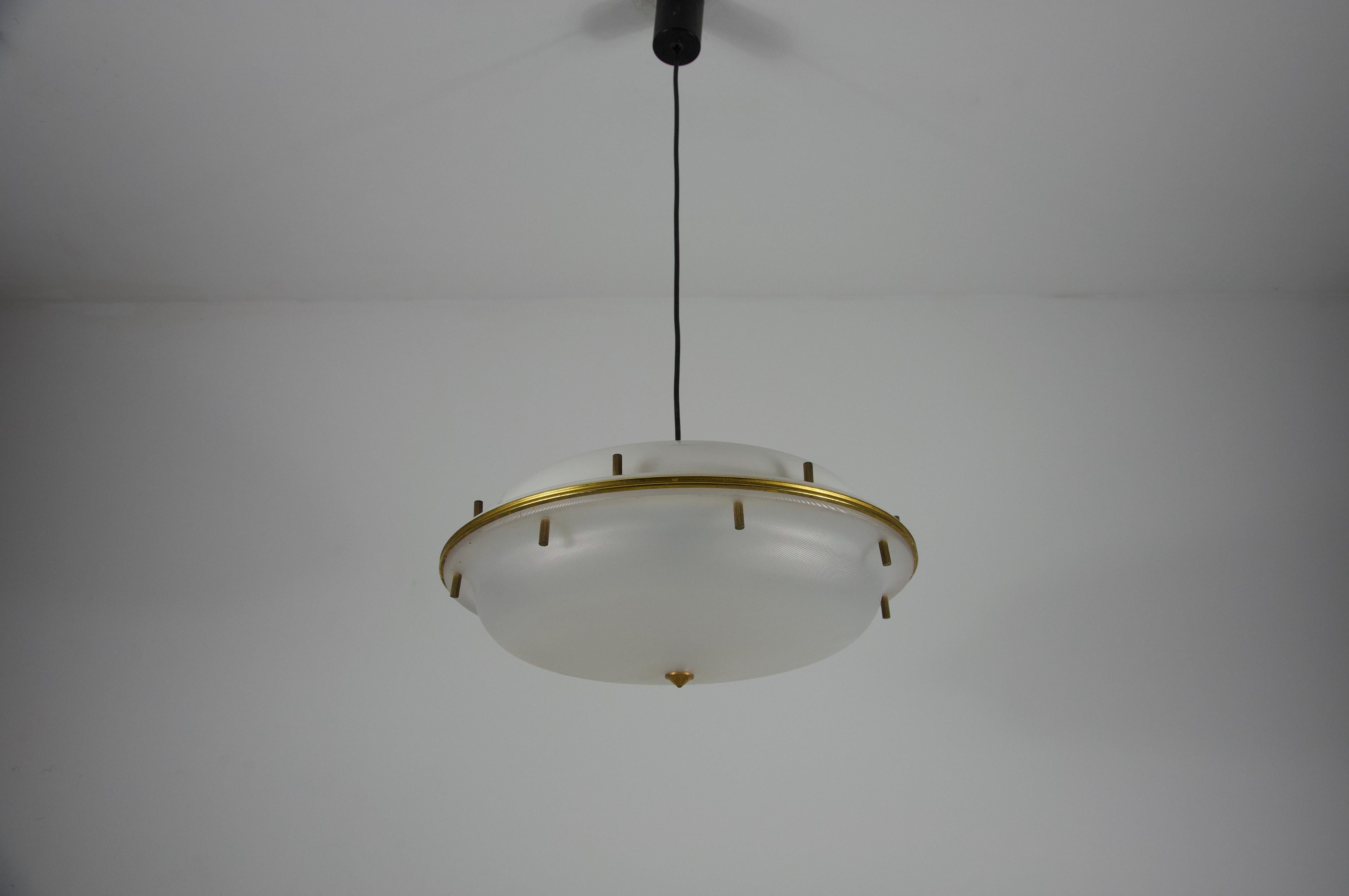 Lámpara colgante de latón y cristal acrílico de Tito Agnoli para O-Luce, Italia, años 60 Italiano en venta