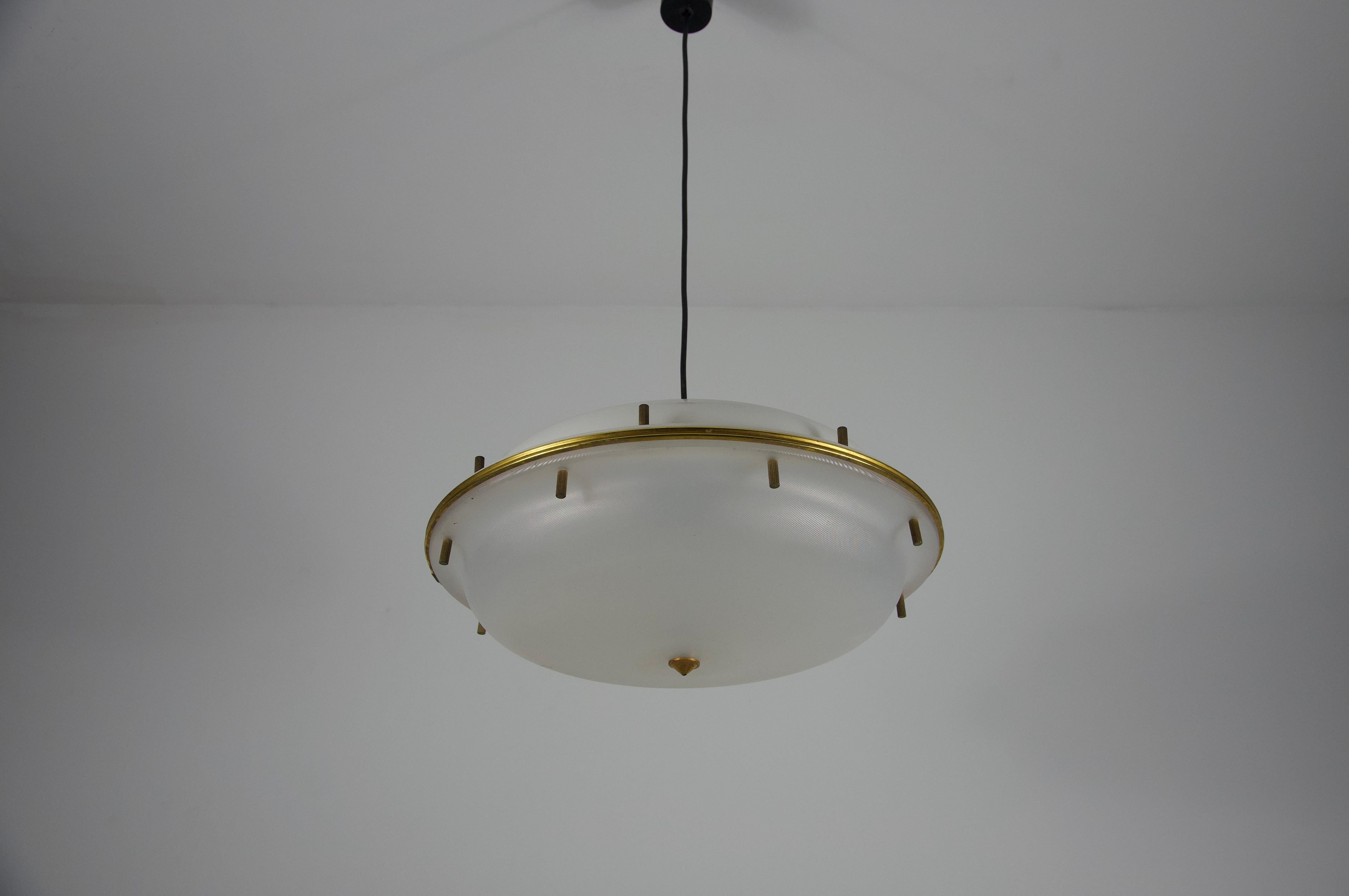 Lámpara colgante de latón y cristal acrílico de Tito Agnoli para O-Luce, Italia, años 60 en Bueno estado para la venta en Hagenbach, DE