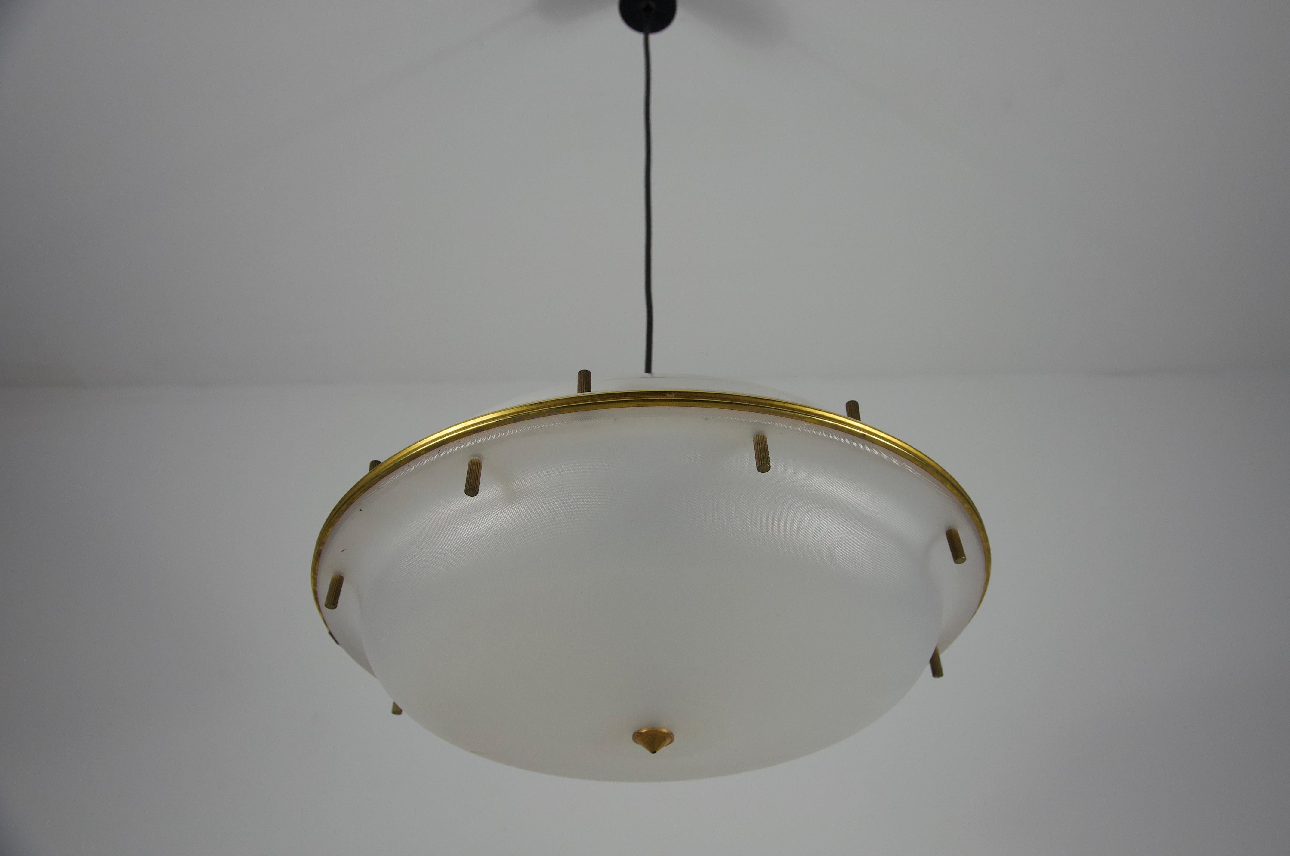 Lámpara colgante de latón y cristal acrílico de Tito Agnoli para O-Luce, Italia, años 60 mediados del siglo XX en venta