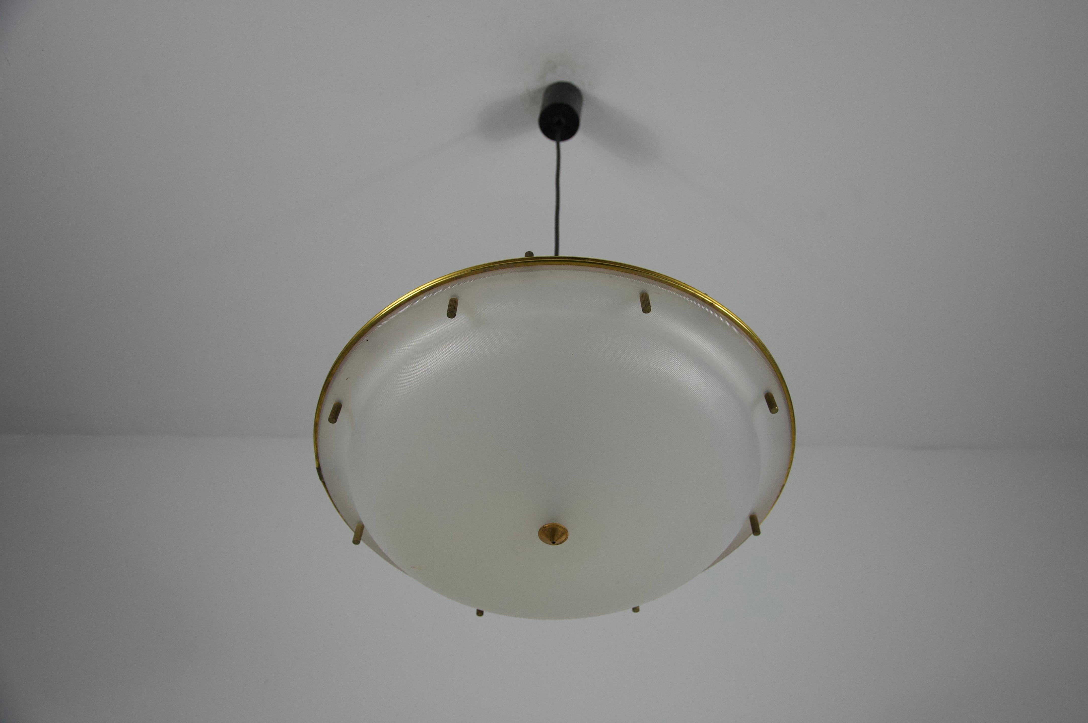 Lámpara colgante de latón y cristal acrílico de Tito Agnoli para O-Luce, Italia, años 60 Latón en venta