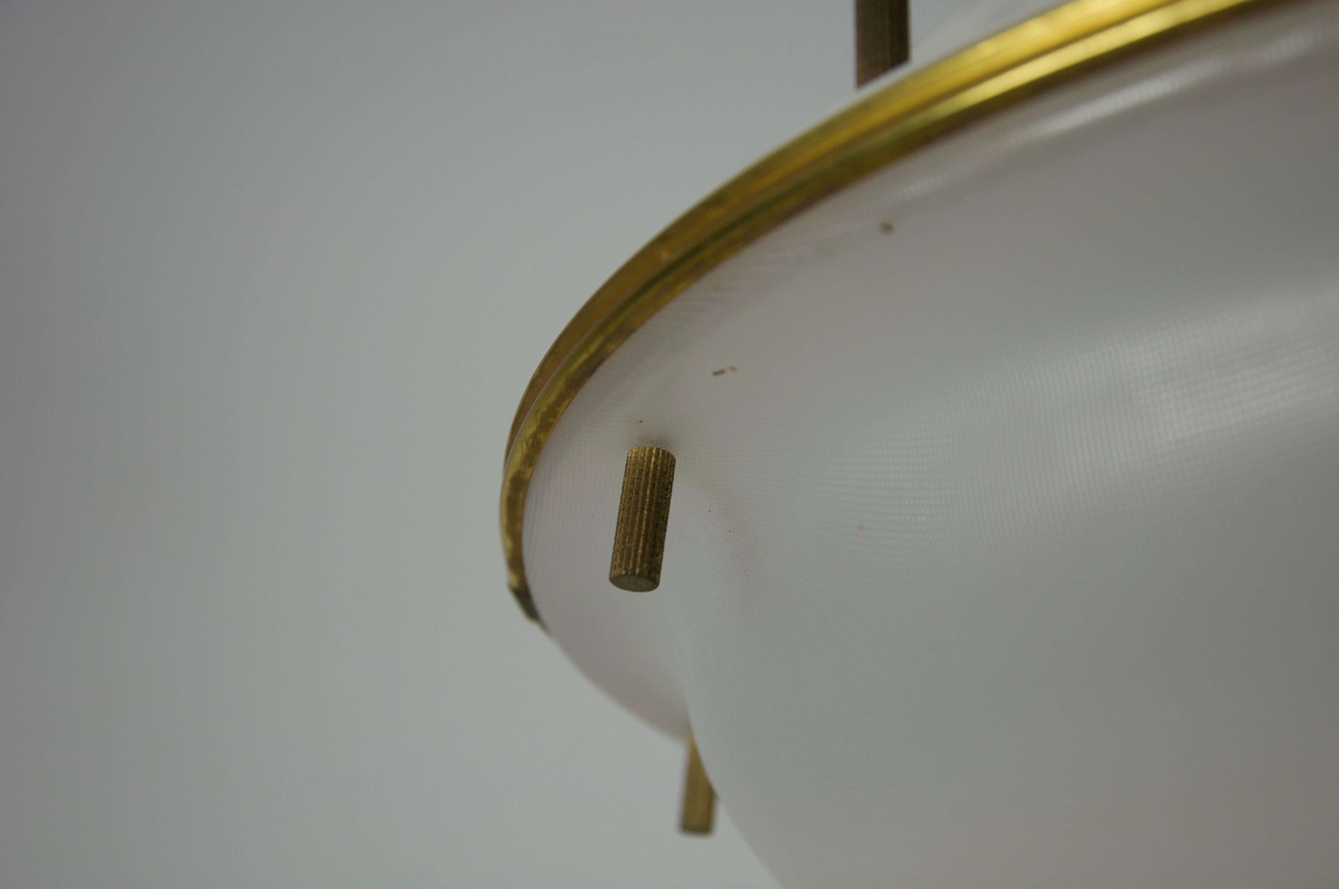 Lámpara colgante de latón y cristal acrílico de Tito Agnoli para O-Luce, Italia, años 60 en venta 1