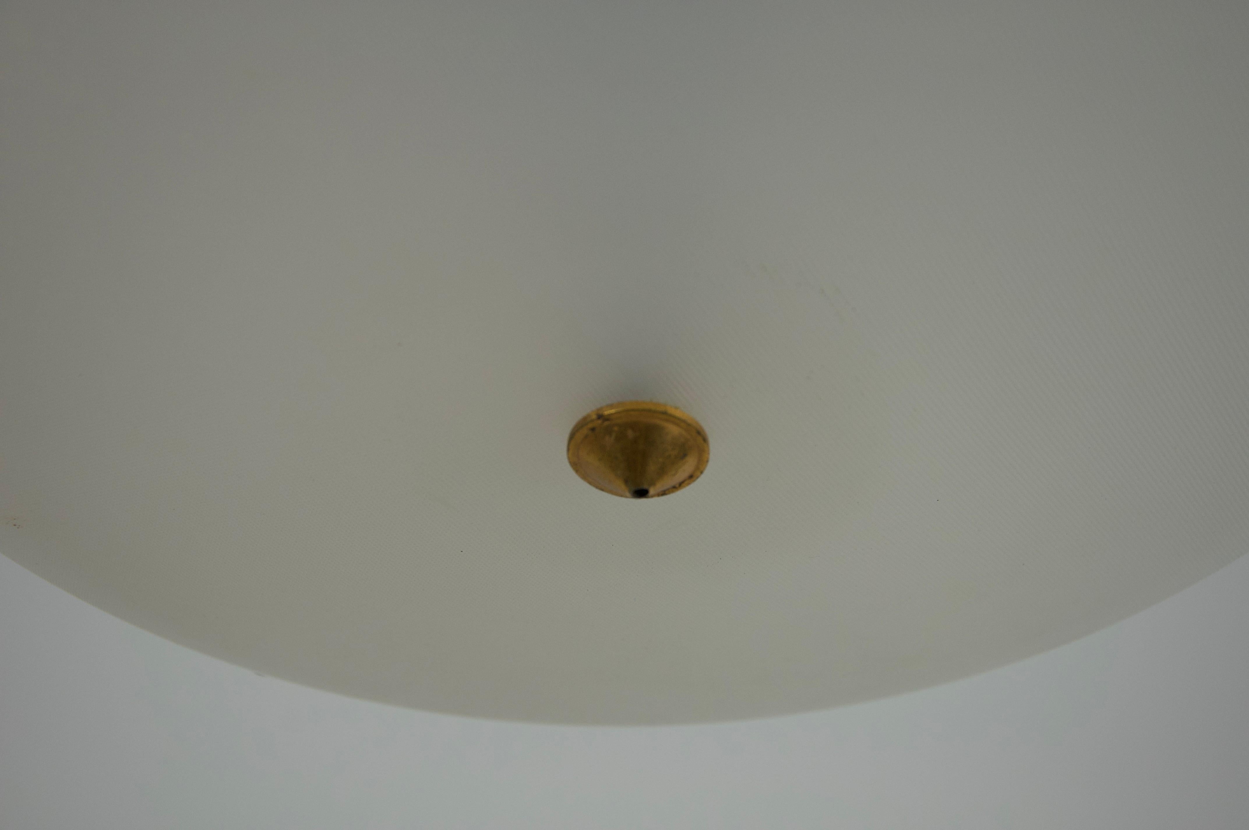 Lámpara colgante de latón y cristal acrílico de Tito Agnoli para O-Luce, Italia, años 60 en venta 2