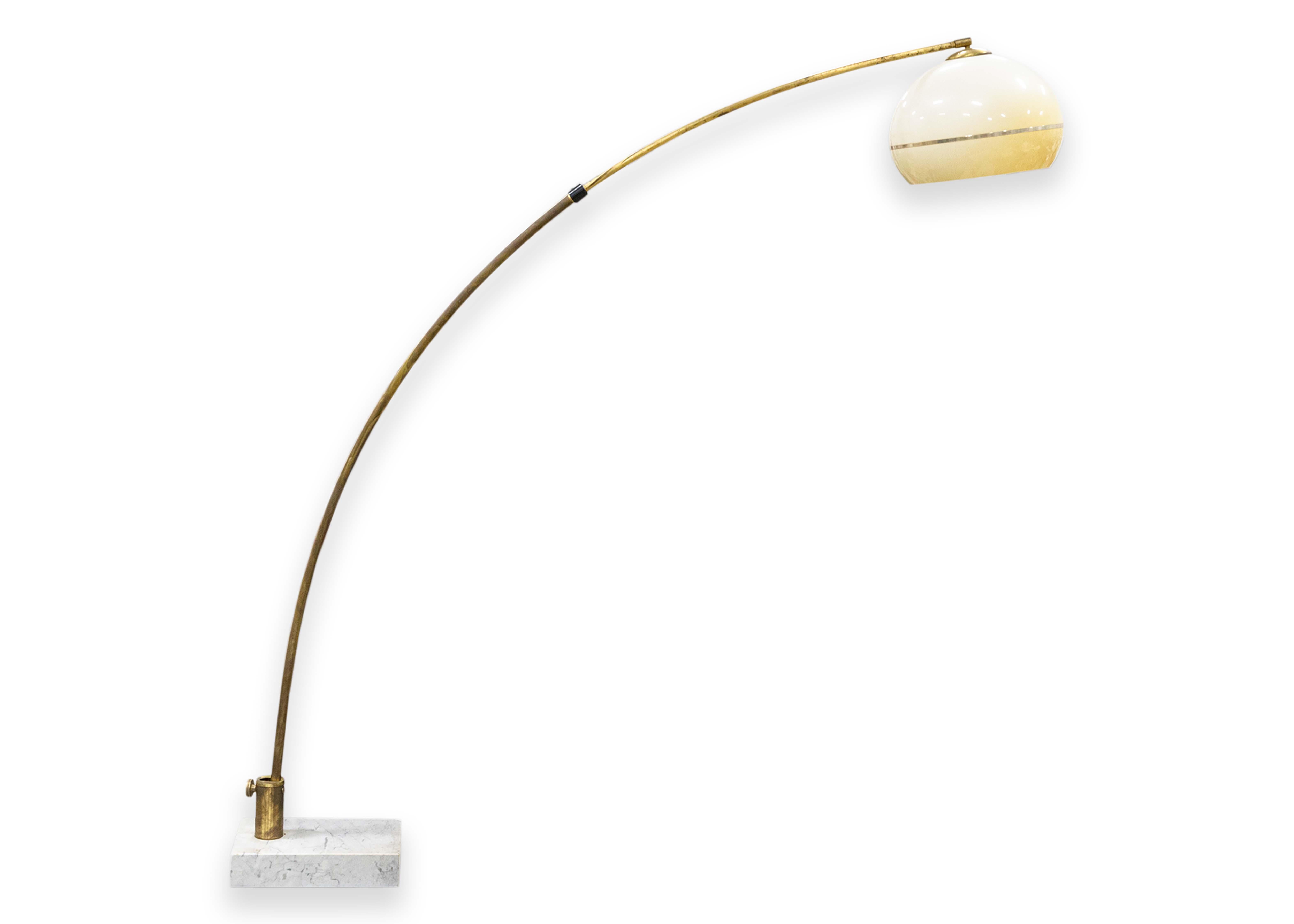 Lampada da terra ad arco in ottone e acrilico della metà del secolo scorso con base in marmo in vendita 4