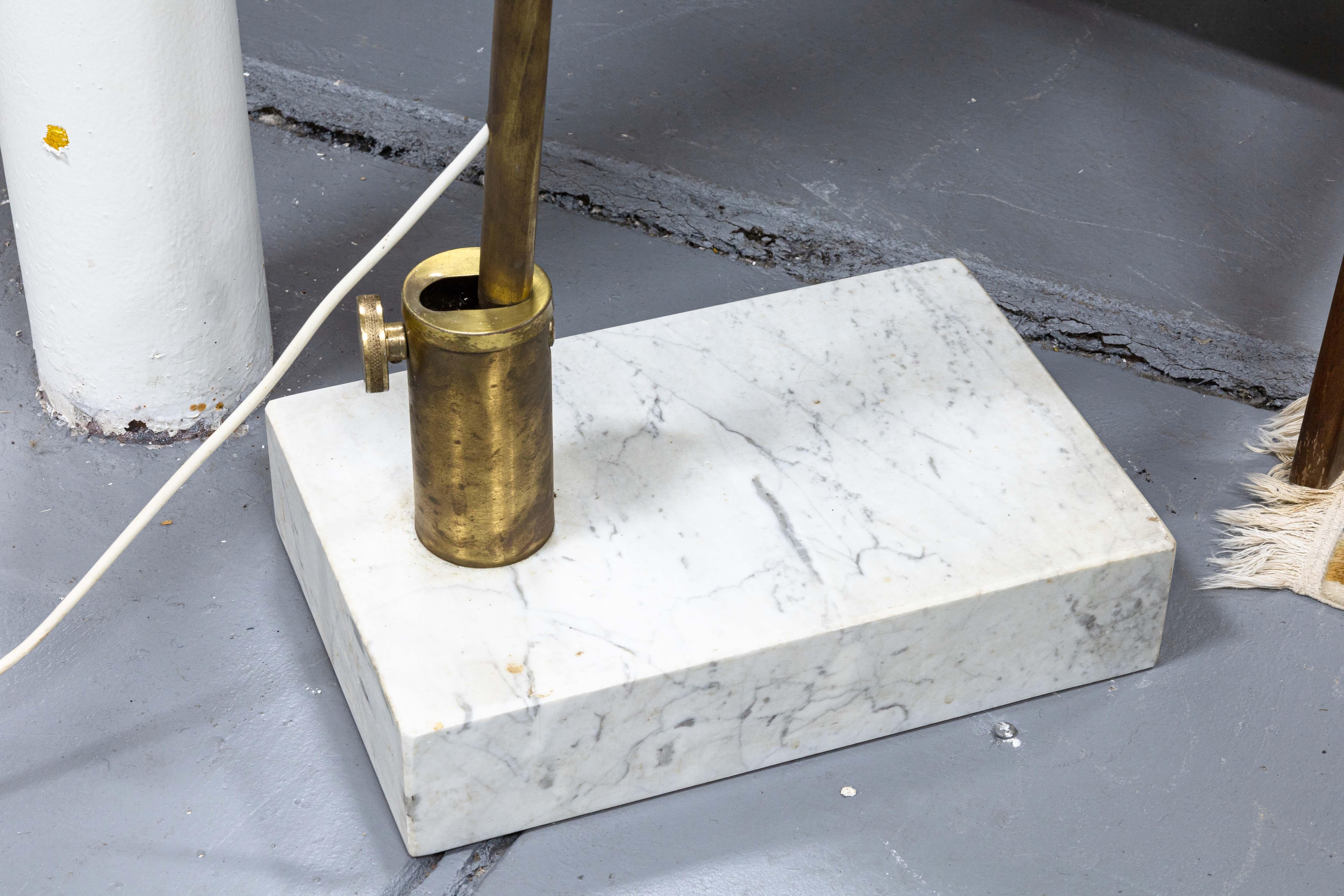 Lampada da terra ad arco in ottone e acrilico della metà del secolo scorso con base in marmo in vendita 2