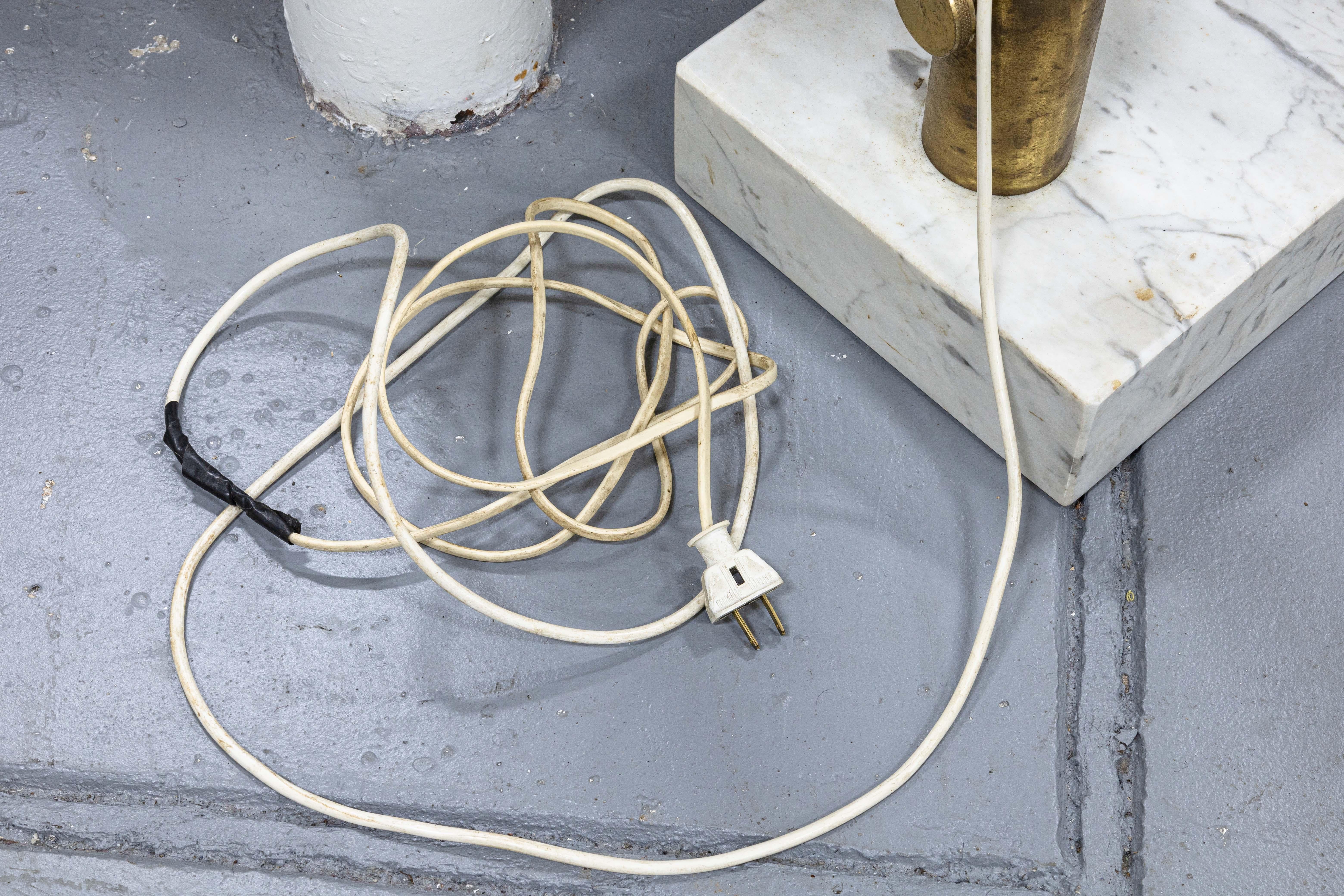 Lampada da terra ad arco in ottone e acrilico della metà del secolo scorso con base in marmo in vendita 3
