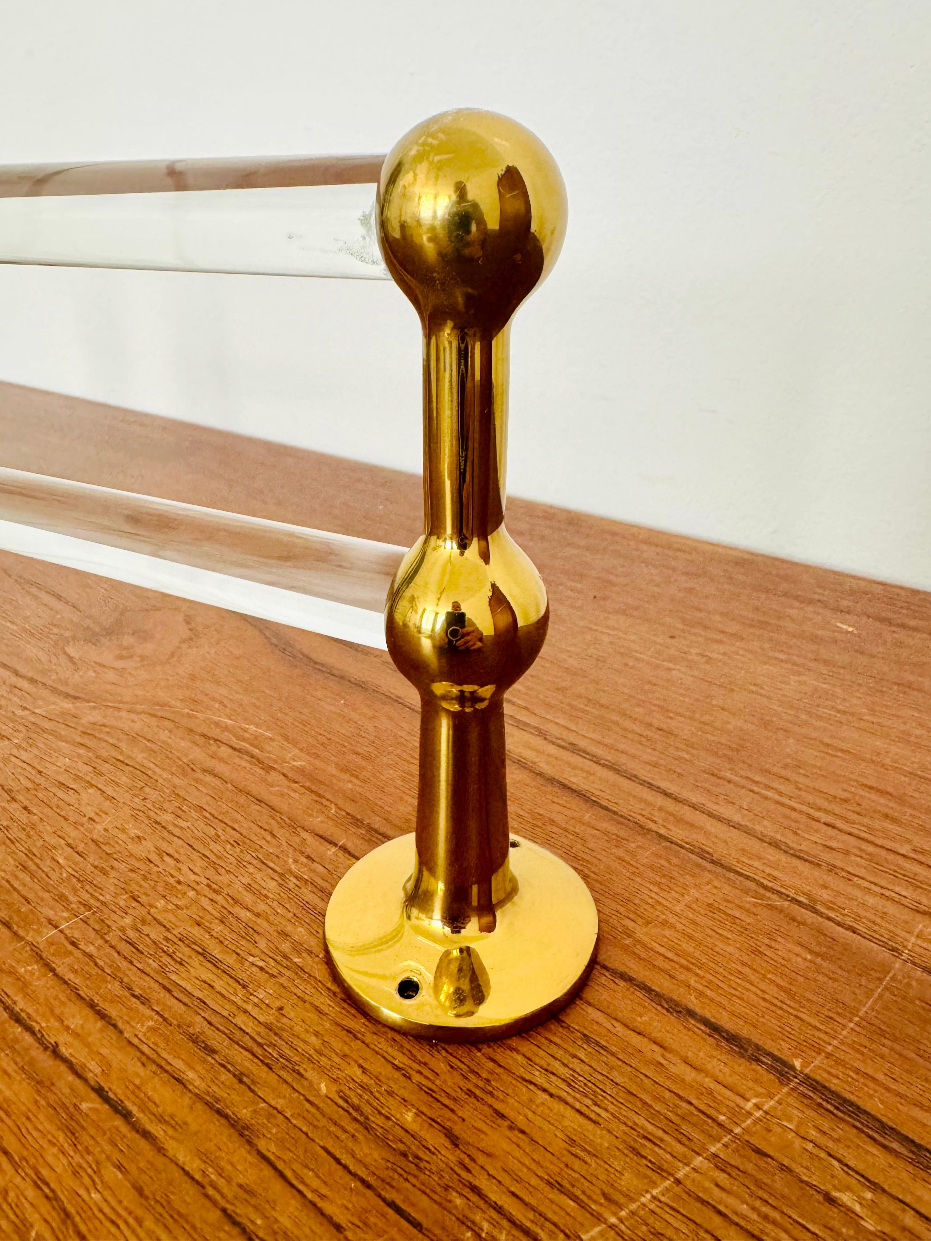 Toallero de latón y acrílico en venta 6