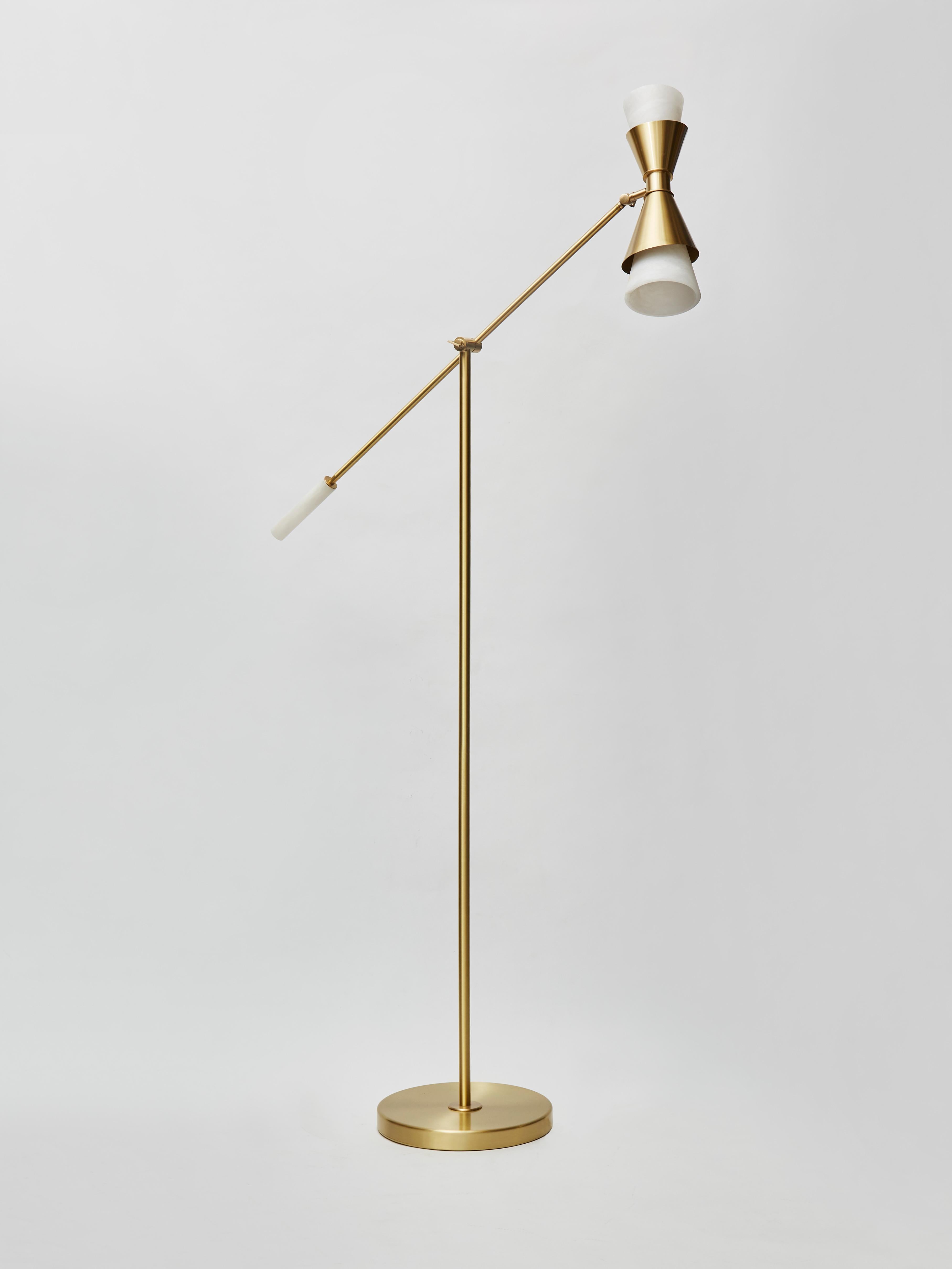 Lampadaire d'inspiration midcentury par Glustin Luminaires, bras de lumière ajustable avec deux cônes, poignée à l'extrémité opposée, le tout en albâtre.